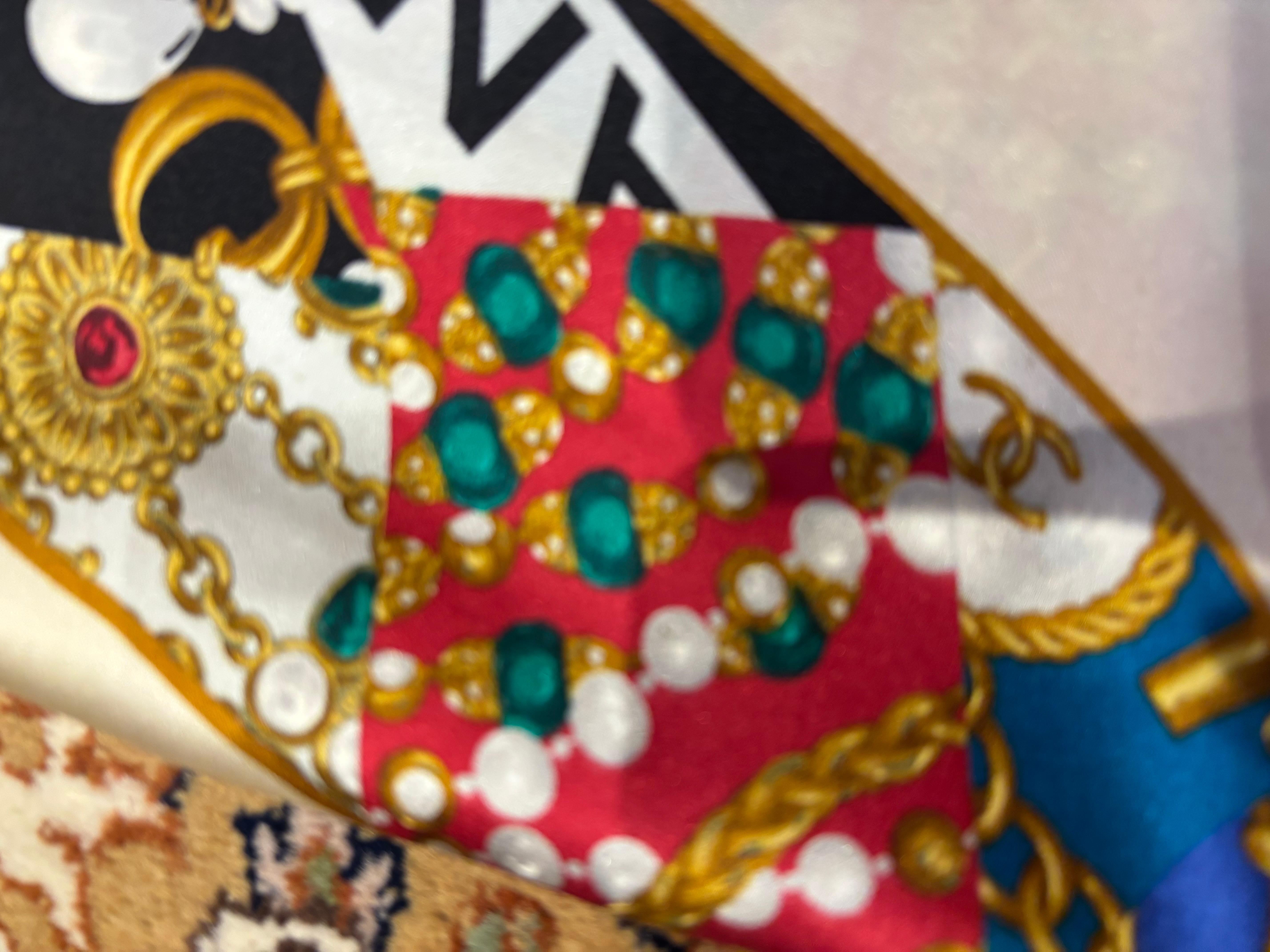 1990er Chanel  Gripois Jewelled CC Seidenschal 35x35 mit Juwelen im Zustand „Gut“ in Port Hope, ON