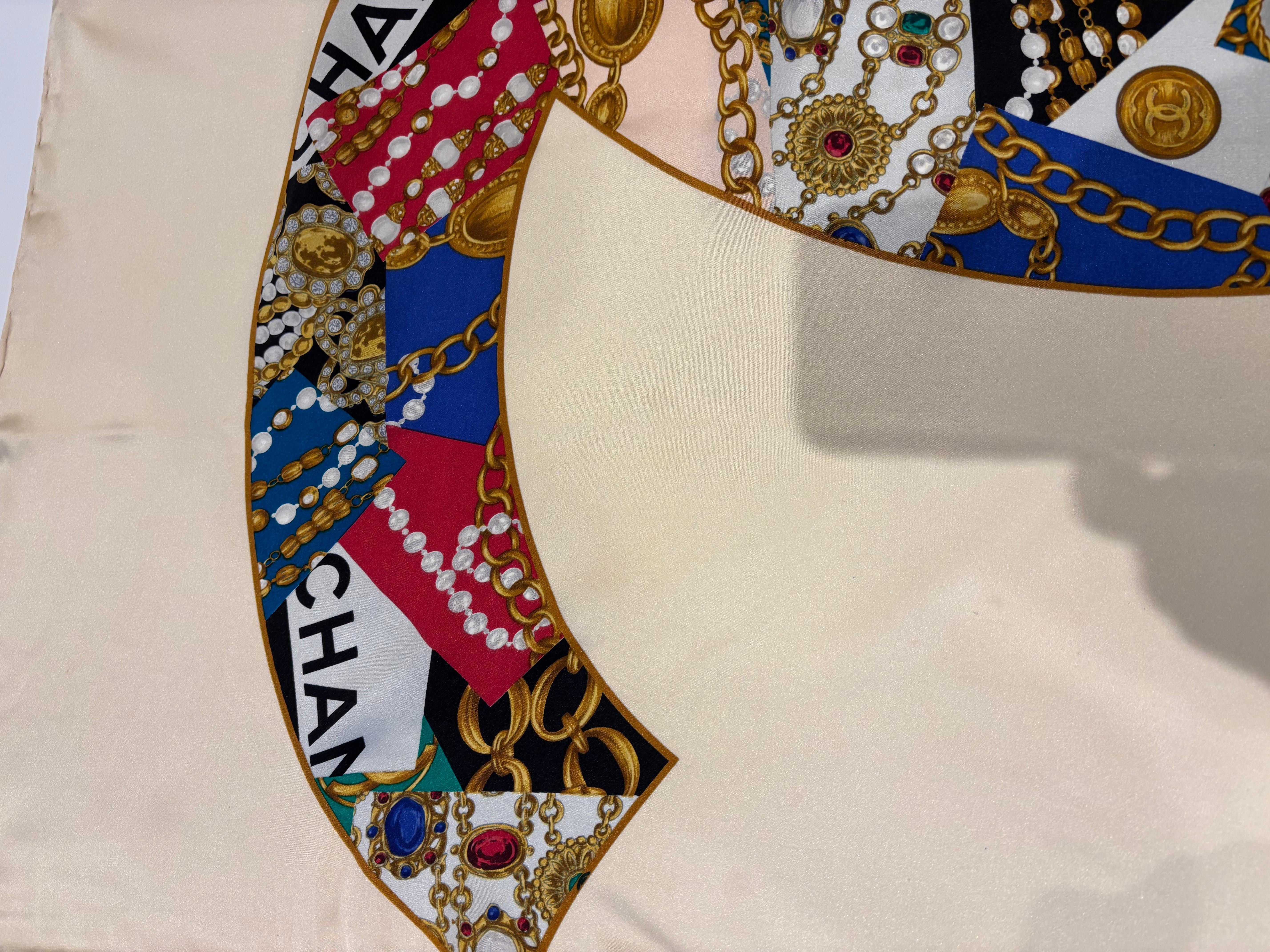 1990er Chanel  Gripois Jewelled CC Seidenschal 35x35 mit Juwelen 3