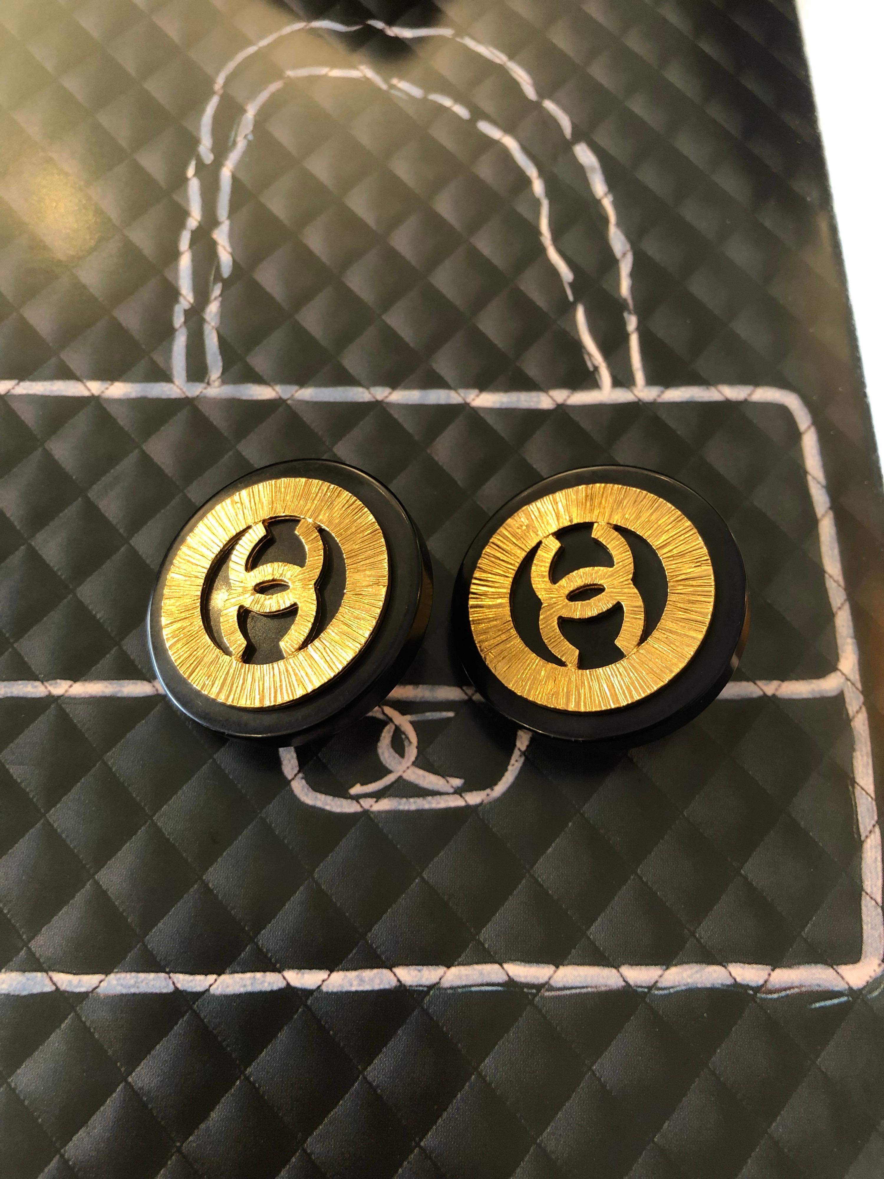 1990s Vintage Chanel Jumbo Black Gold Resin Button Earrings  In Good Condition In Bangkok, TH
