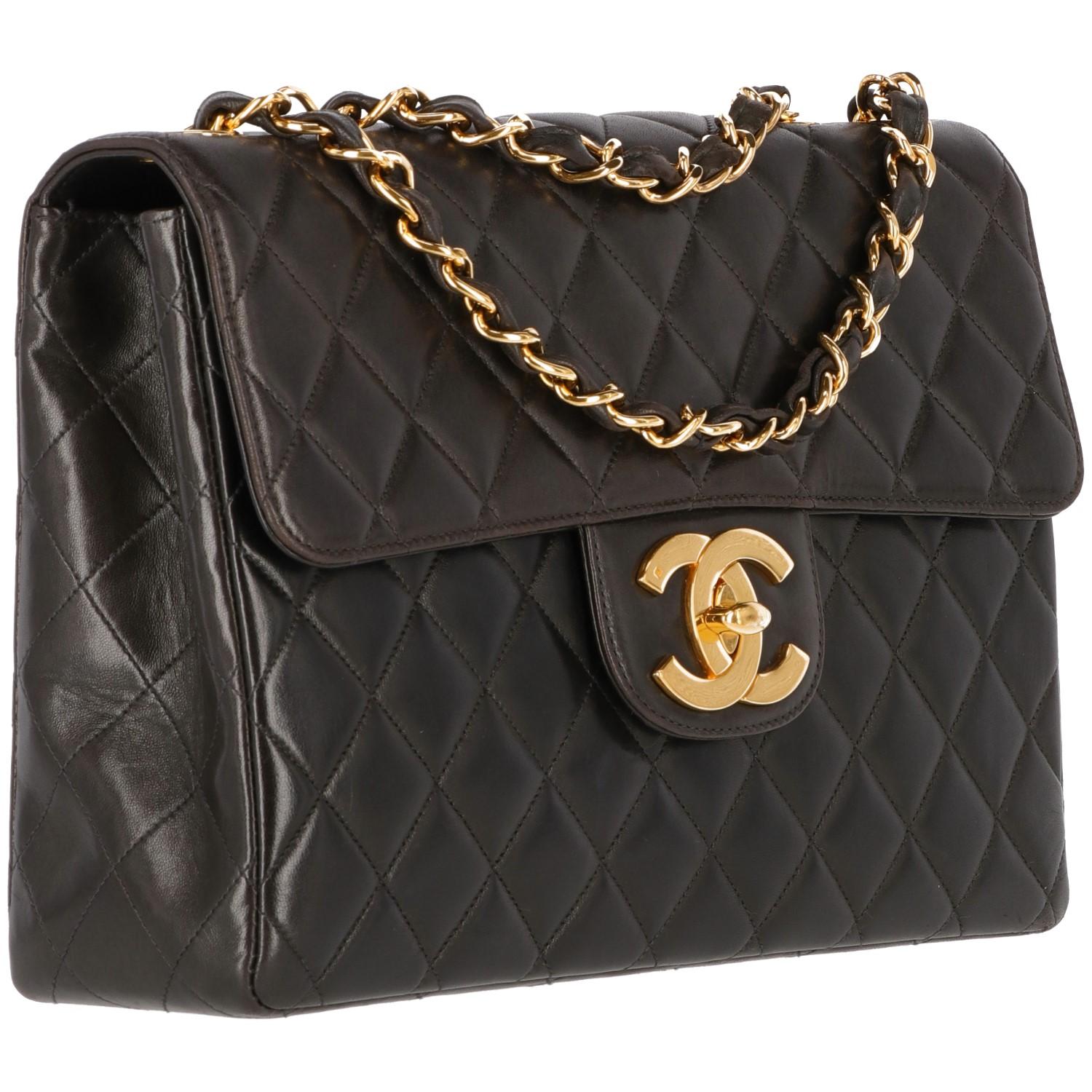 Chanel Jumbo brown bag with diamond matelassé lamb leather and gold tone chain.  Made in France


Cod. 5260352

Anni: 1997/1999

Width: 30 cm
Height: 20 cm
Depth: 8 cm

