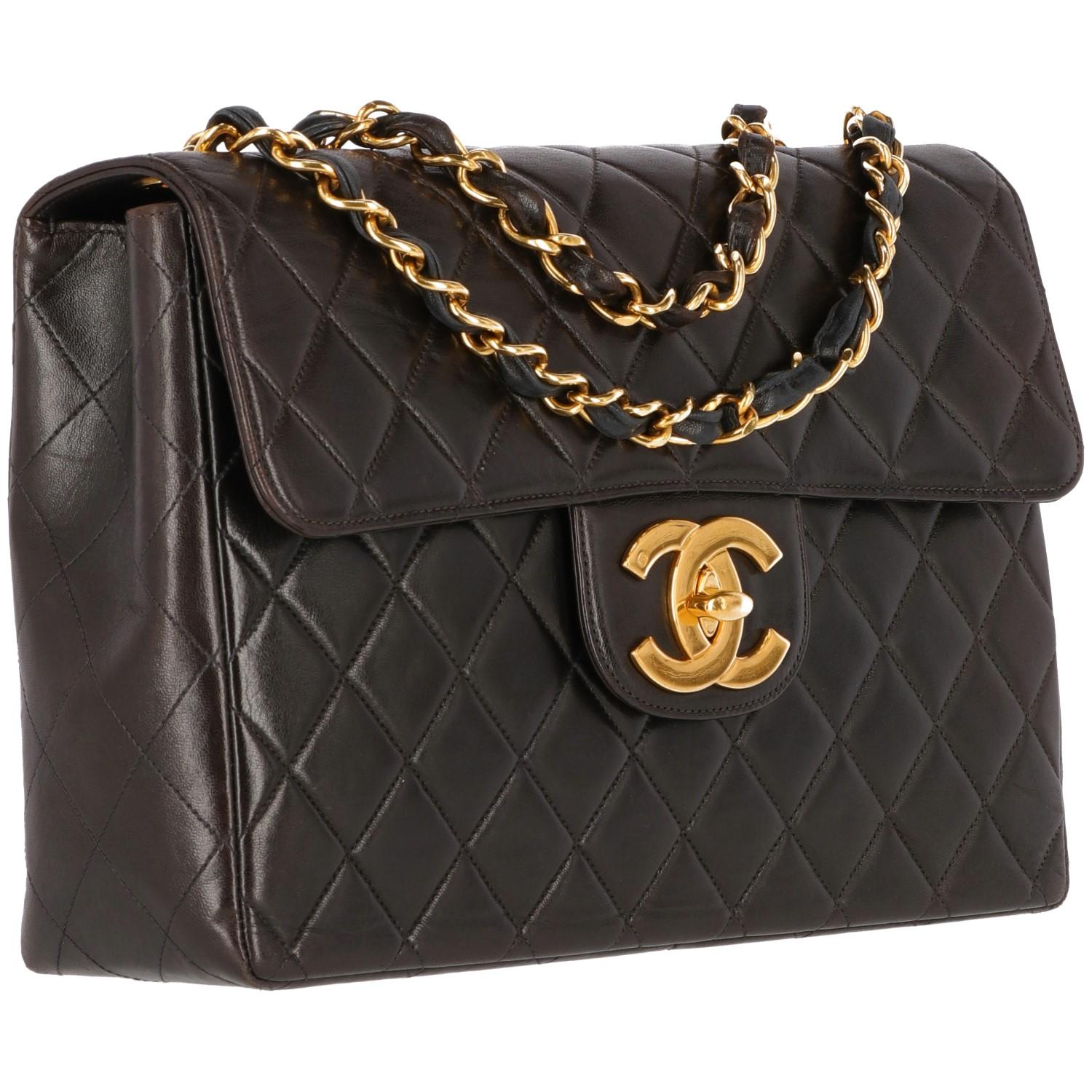 Chanel Jumbo brown bag with diamond matelassé lamb leather and gold tone chain. With authenticity card. Made in France

Cod. 4573596

Years: 1996/1997

Width: 30 cm
Height: 20 cm
Depth: 8 cm



