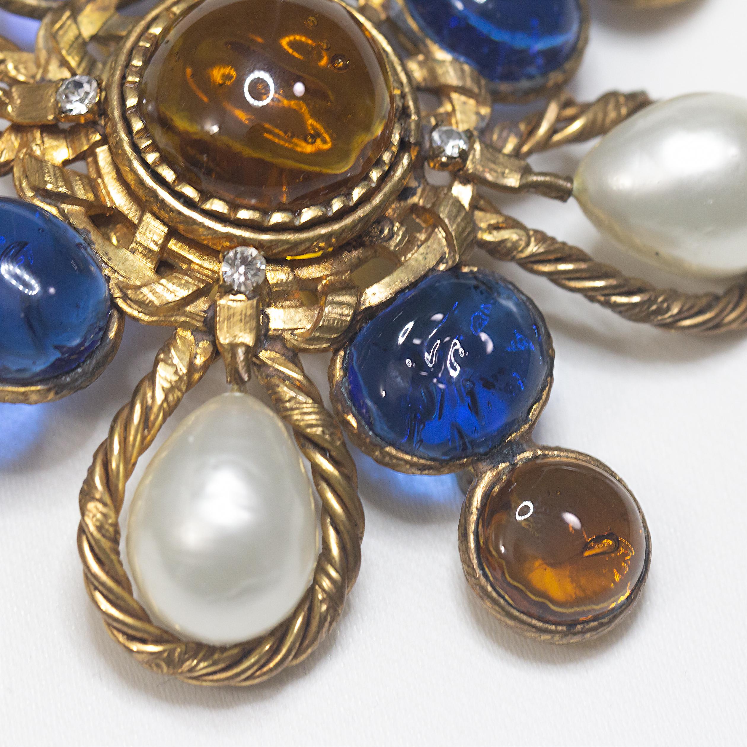 1970s CHANEL large brass tone metal brooch pendant with 9 hand-crafted Gripoix poured glass in blue and citrine color, 4 large simulated pearls and 4 clear rhinestones, single pin closure with safety lock.

Measurement ~ 8.25mm x 8.25mm

Marked : ©