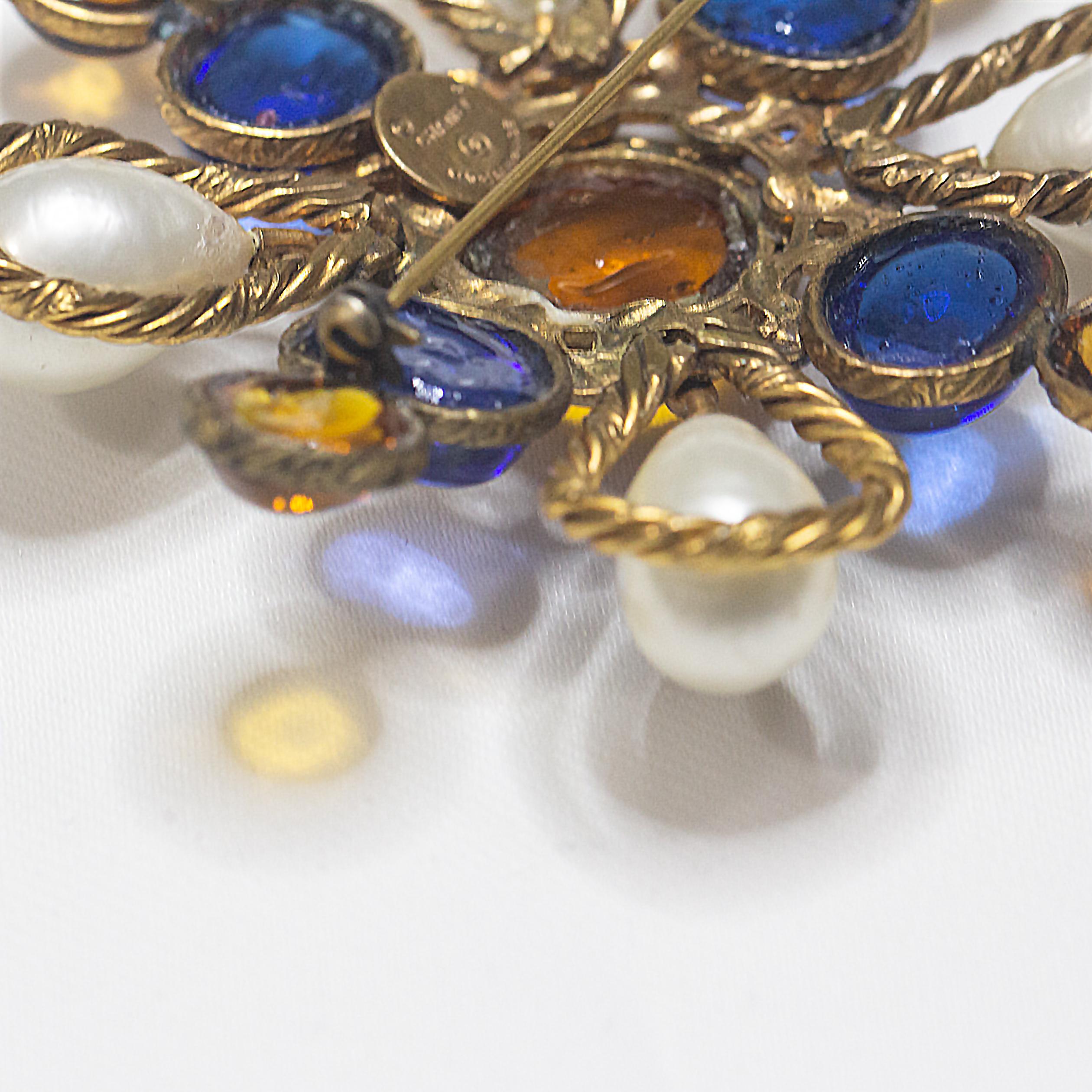 1970s CHANEL Large Gripoix Glass Pearl Brooch Pendant 3