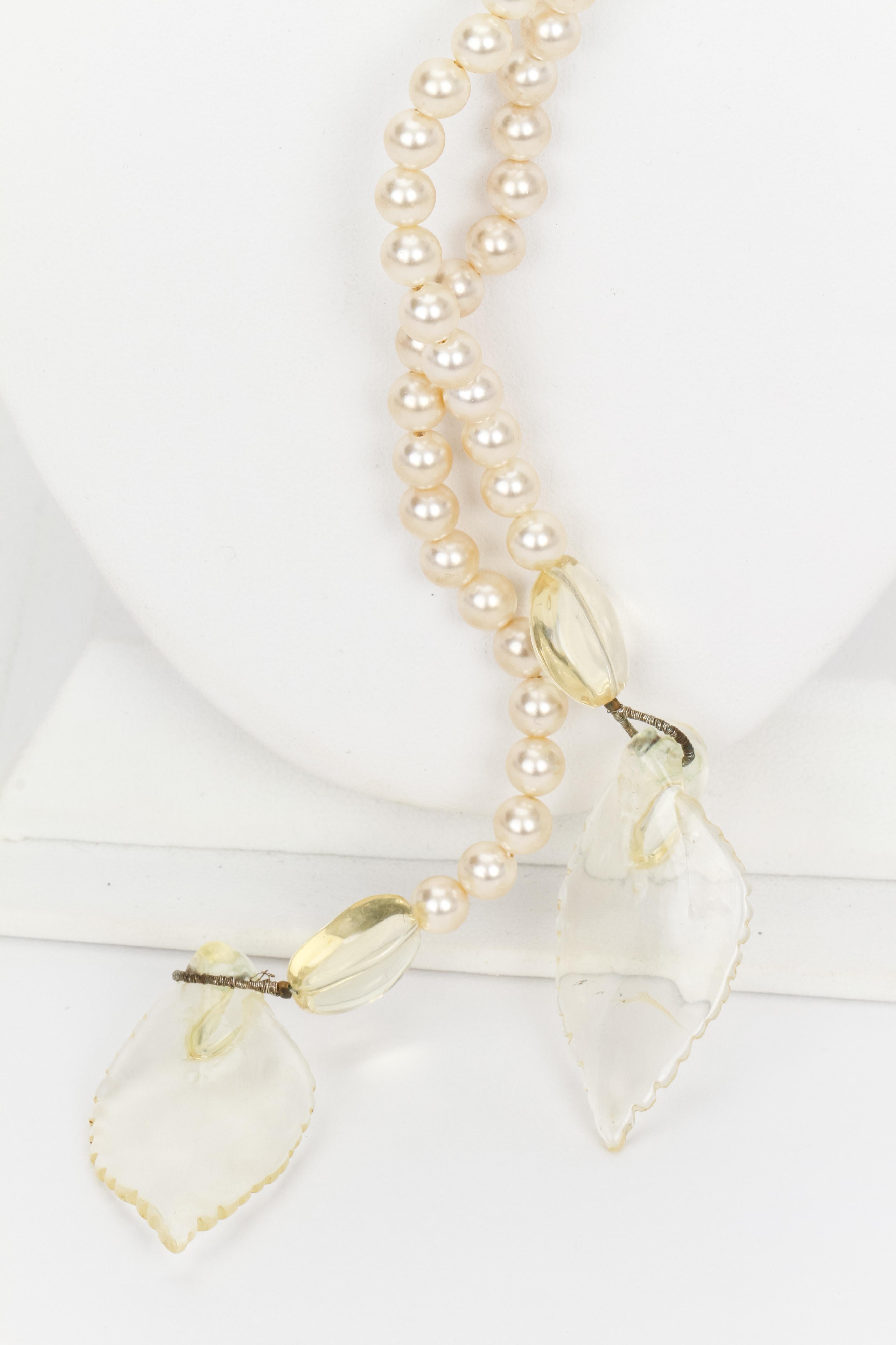 1990er Chanel Lange Perlenkette mit Kamelie im Zustand „Hervorragend“ im Angebot in West Hollywood, CA