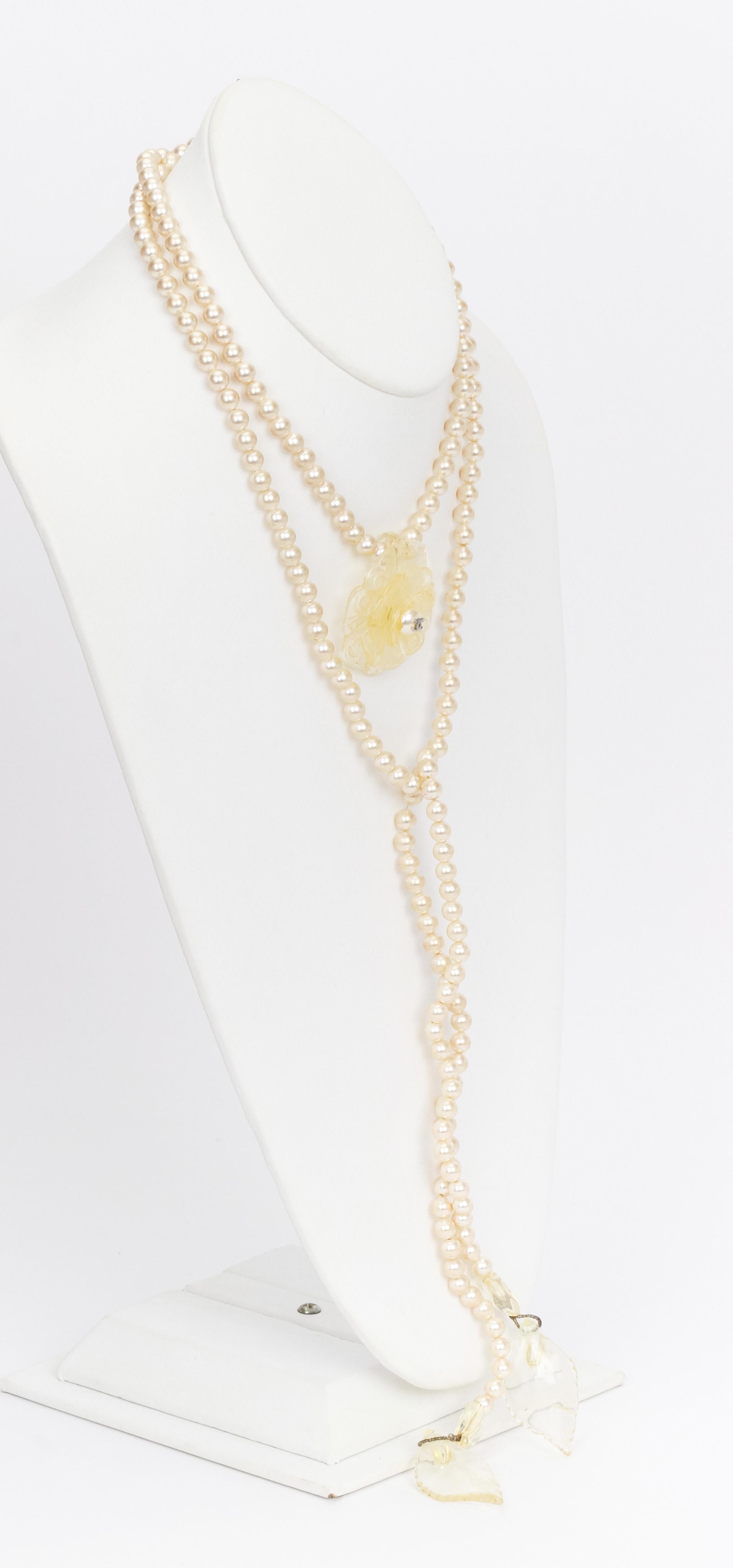 1990er Chanel Lange Perlenkette mit Kamelie Damen im Angebot