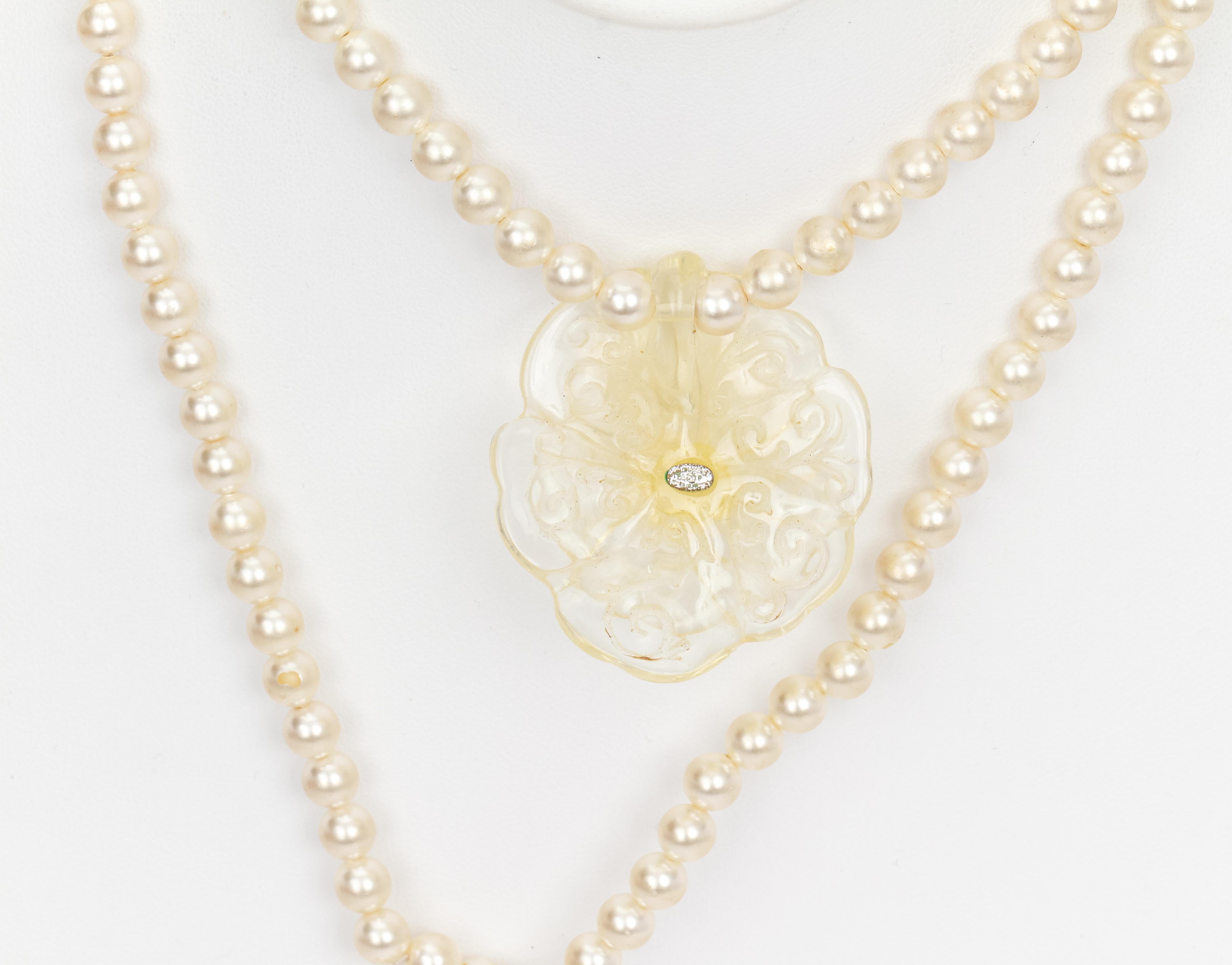 1990er Chanel Lange Perlenkette mit Kamelie im Angebot 1