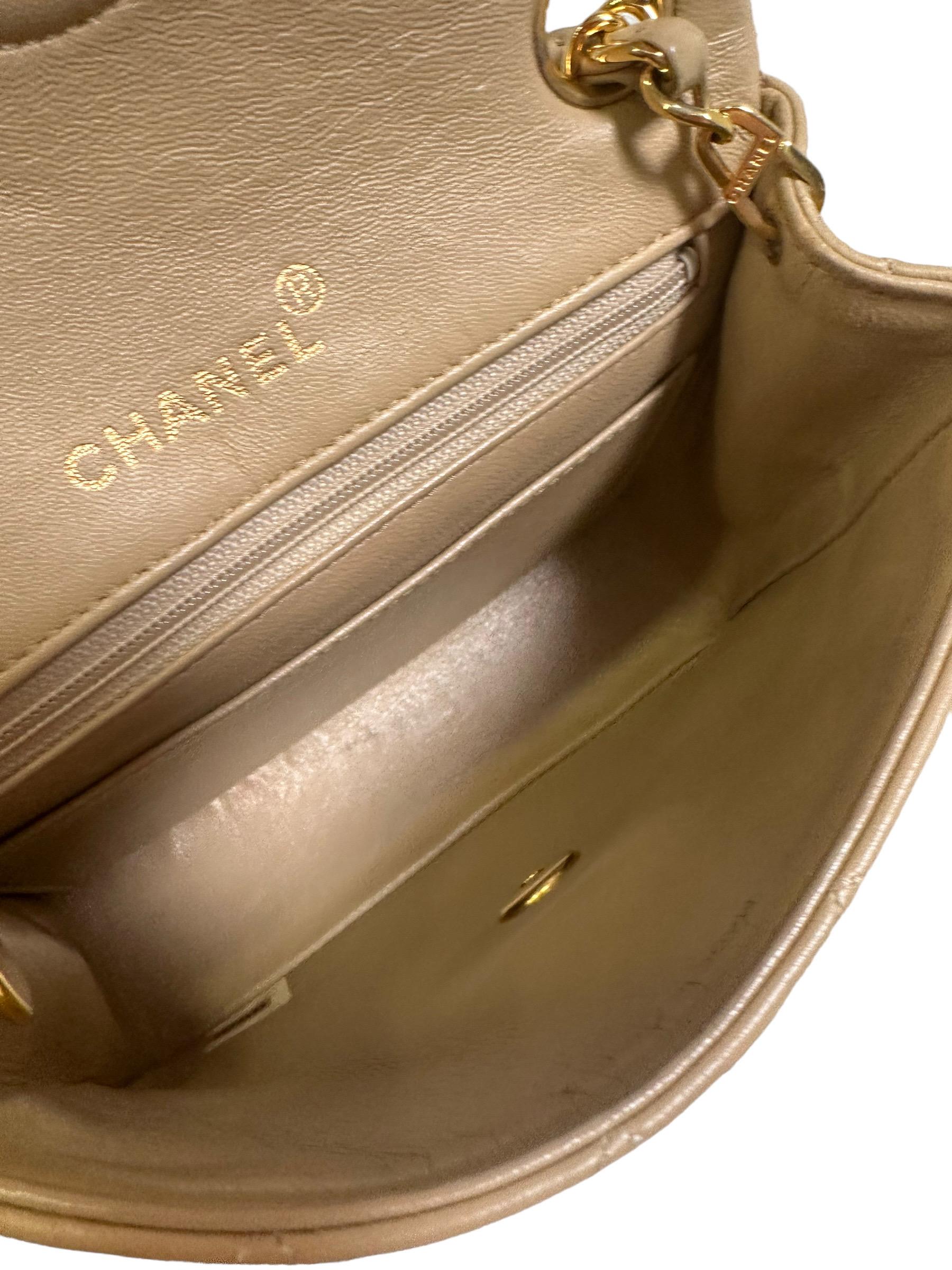1990s Chanel Mini Flap Beige Leather Shoulder Bag For Sale 7