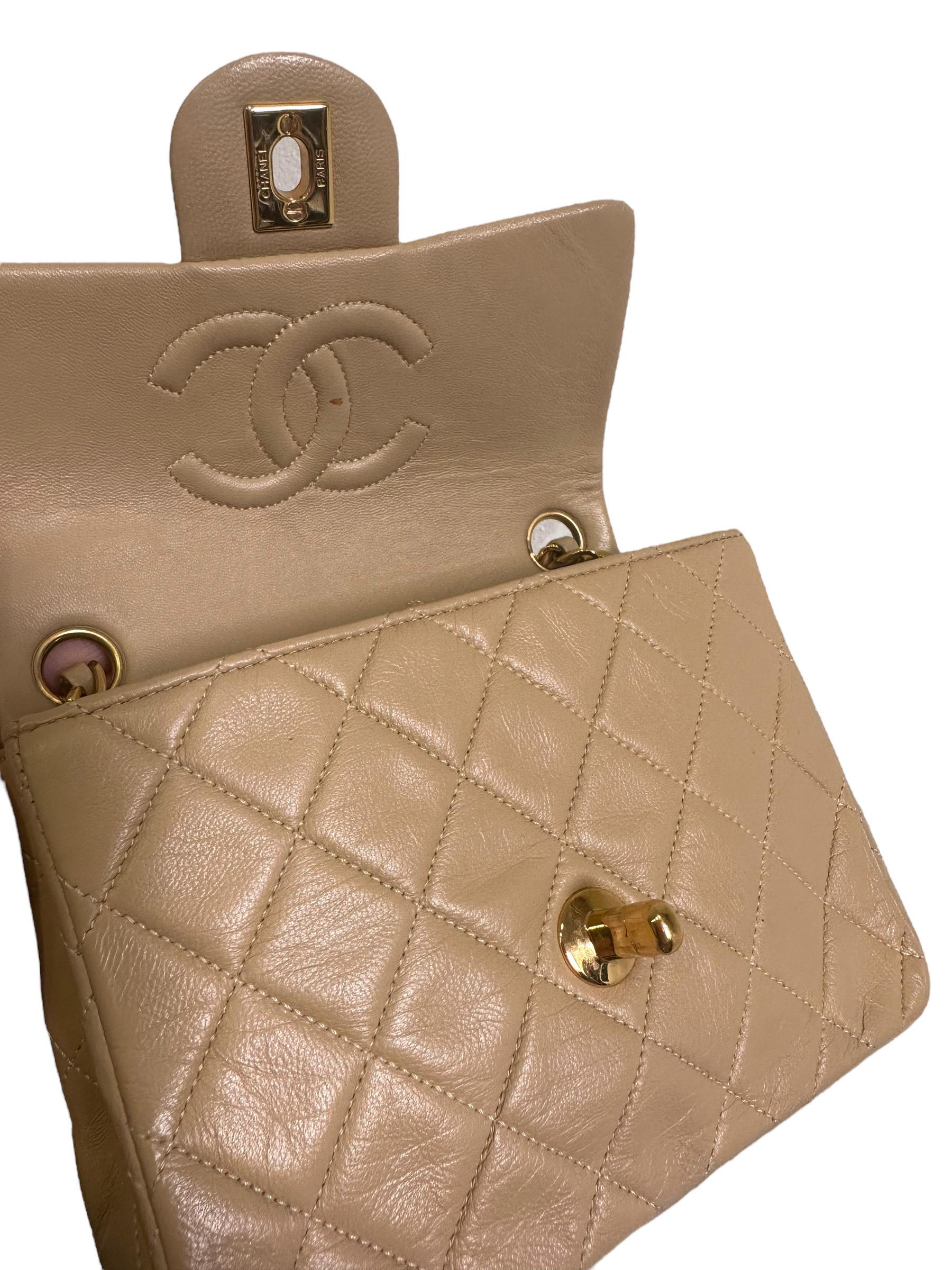 1990s Chanel Mini Flap Beige Leather Shoulder Bag For Sale 8