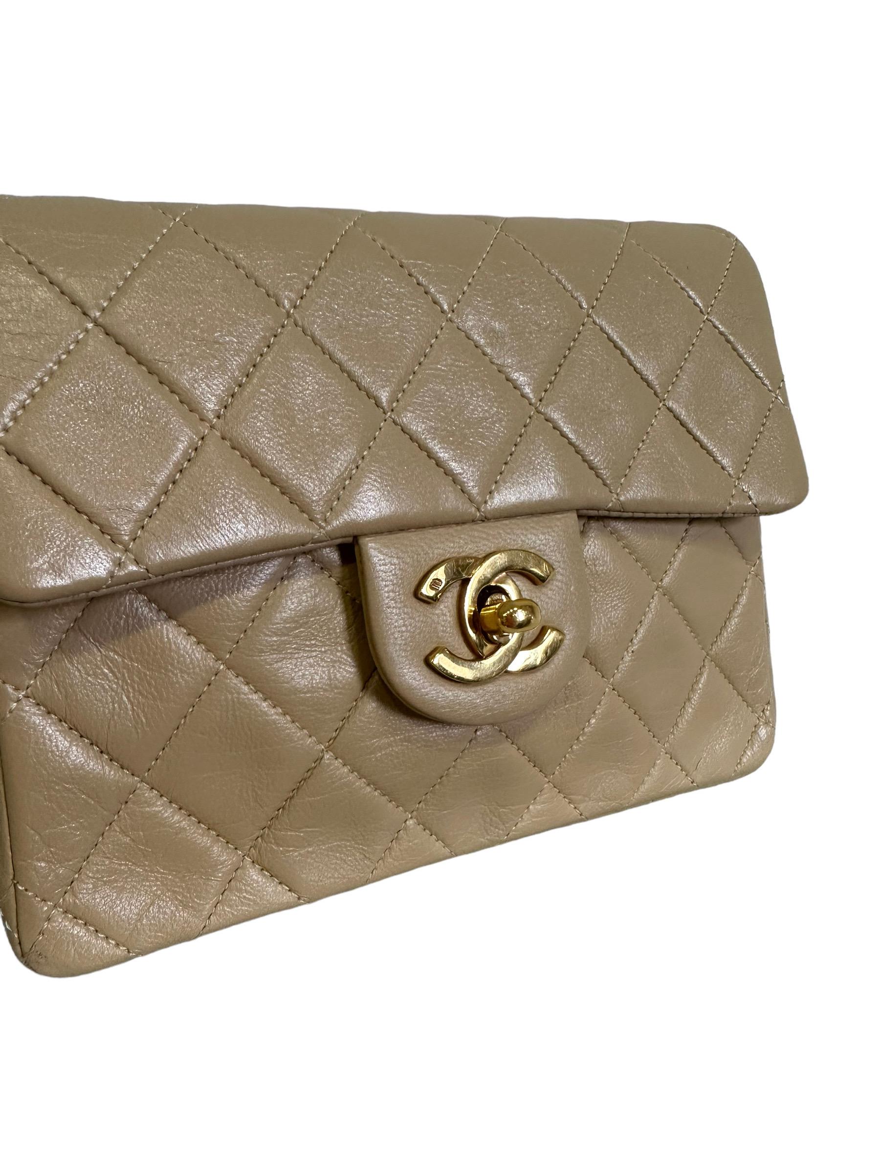 Chanel Umhängetasche, Vintage Mini Flap Modell, aus beigem Leder mit goldener Hardware. Ausgestattet mit einer Klappe mit Drehverschluss mit CC-Logo, innen mit beigem Leder gefüttert, geräumig für das Wesentliche. Ausgestattet mit einem