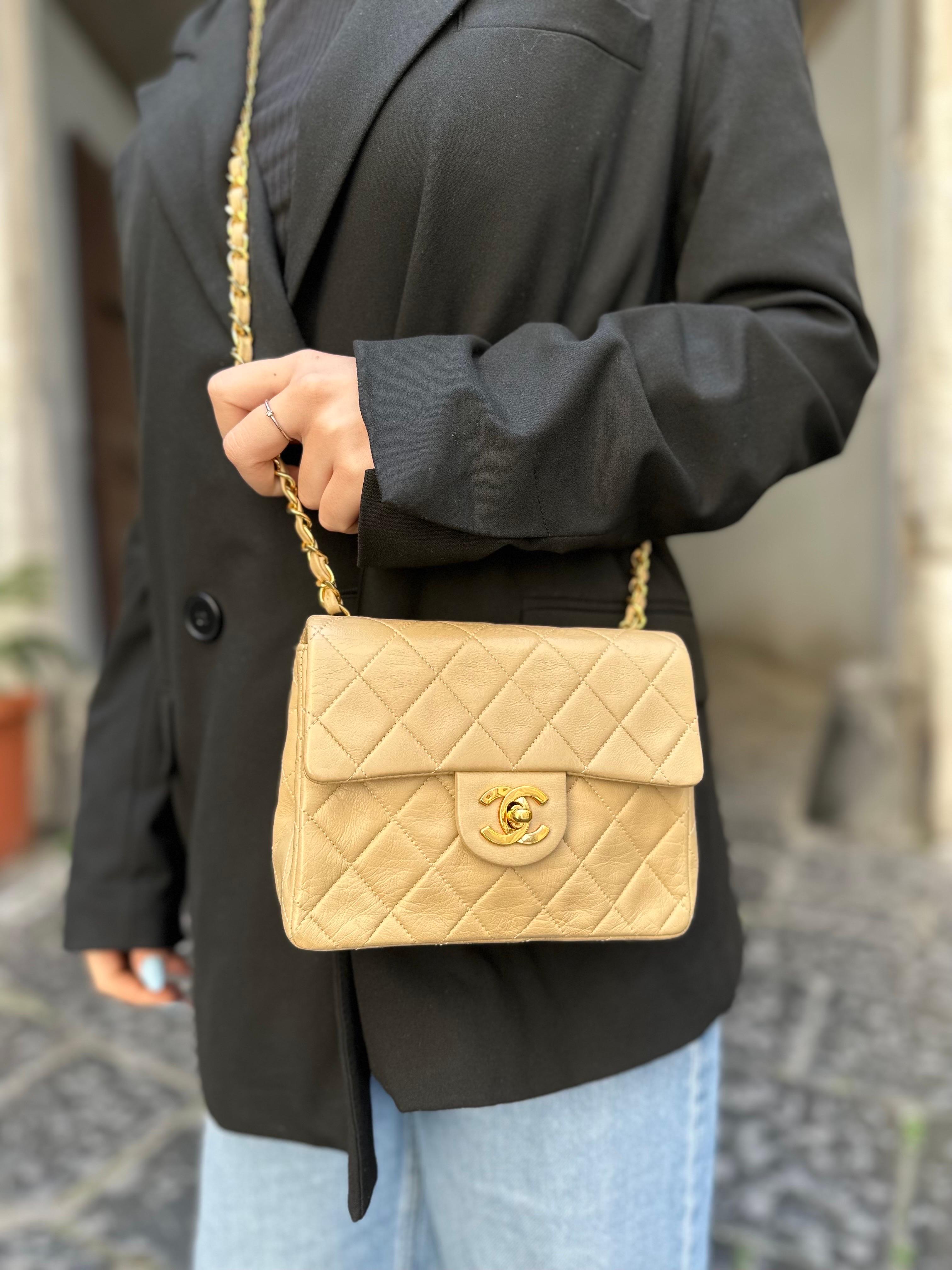 1990er Chanel Umhängetasche aus Leder mit Mini-Klappe in Beige im Angebot 1