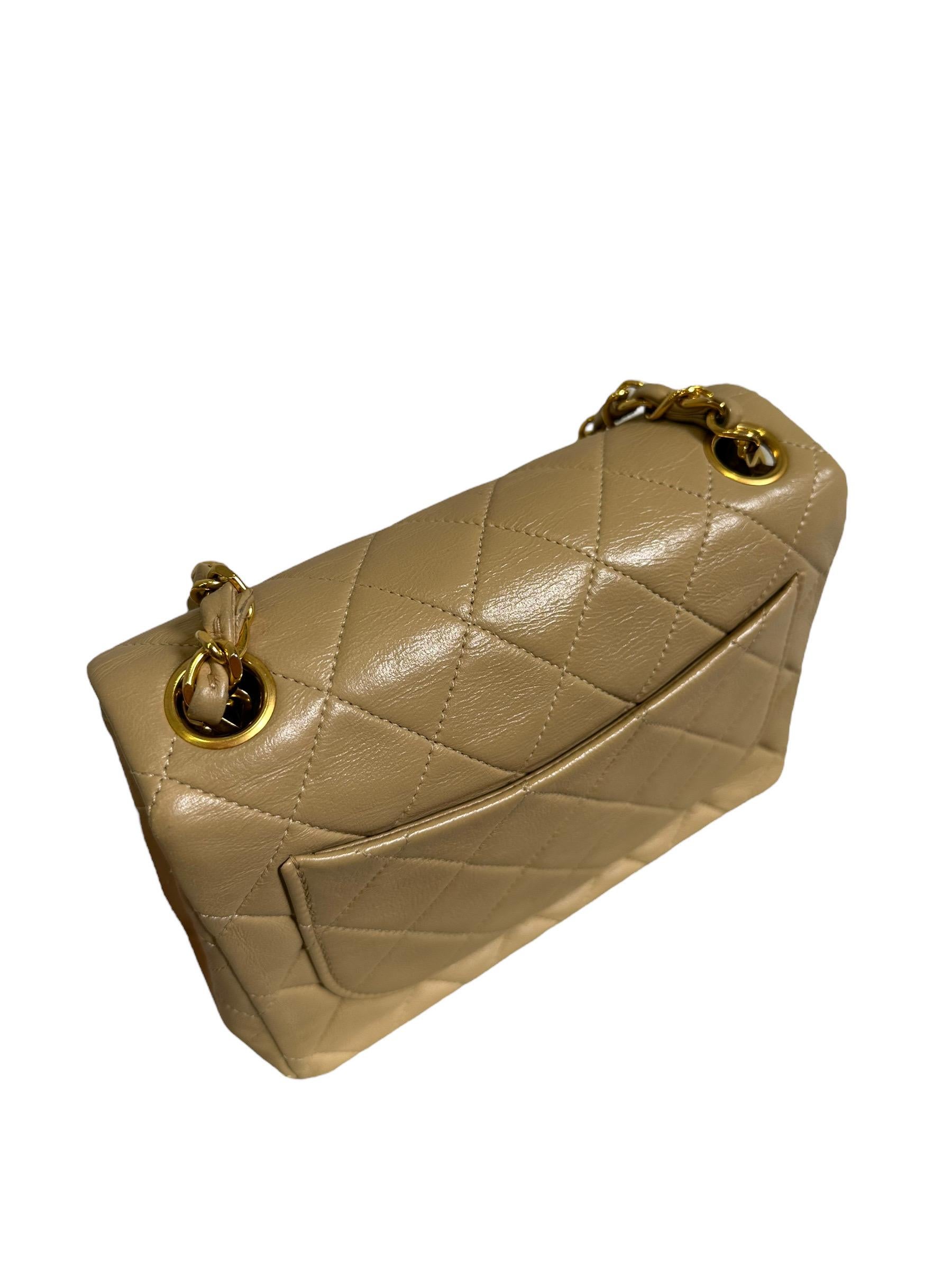 1990s Chanel Mini Flap Beige Leather Shoulder Bag For Sale 3