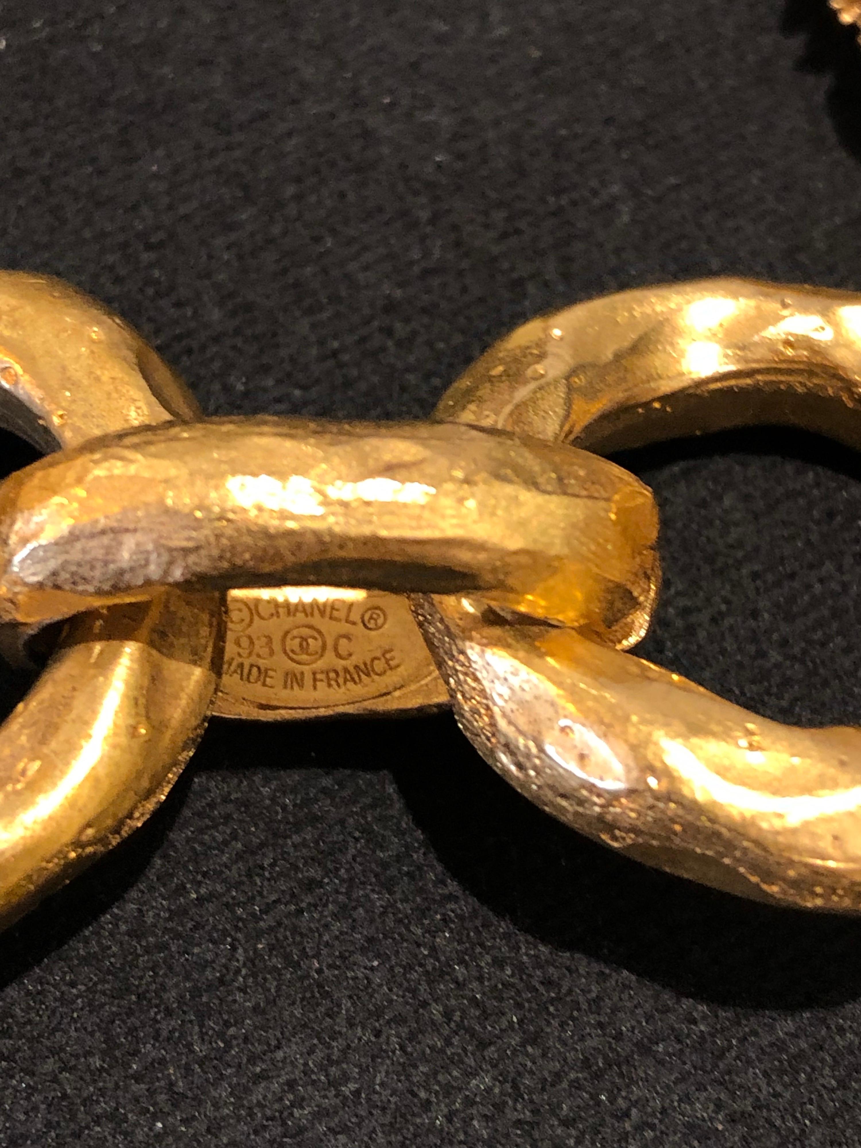 1990s Vintage CHANEL Gold Toned Starfish Statement Bracelet For Sale 5