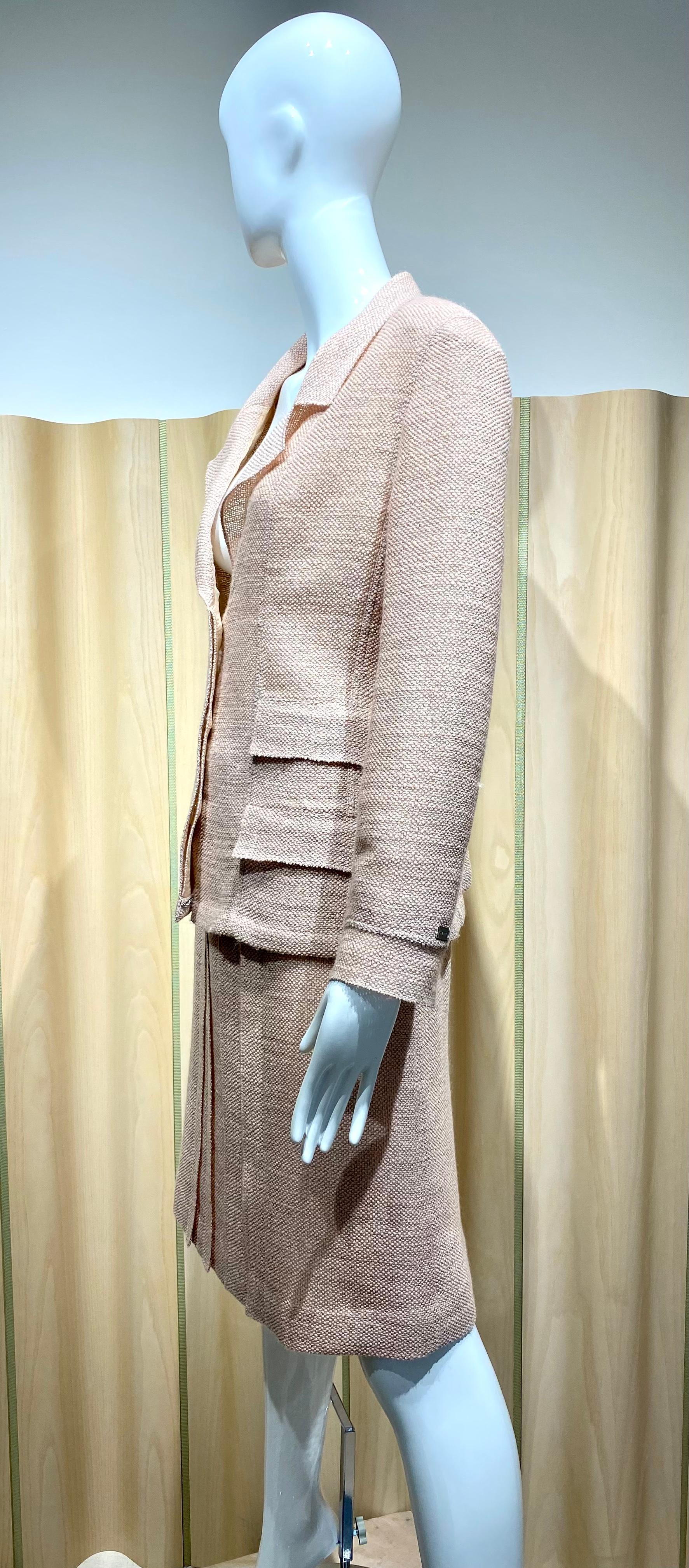 Beige CHANEL, tailleur blazer jupe en laine rose pâle, années 1990 en vente