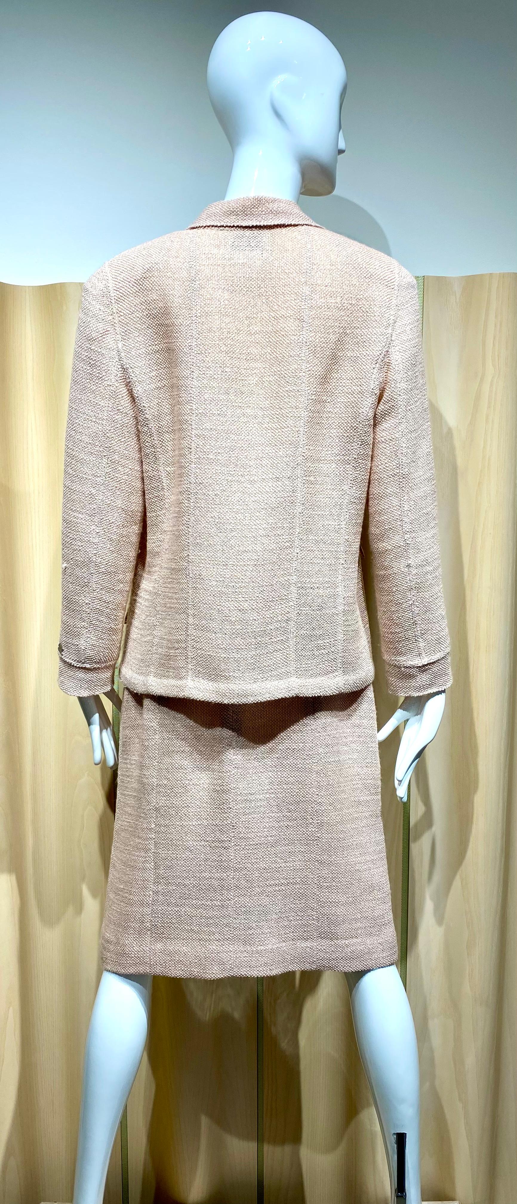 CHANEL, tailleur blazer jupe en laine rose pâle, années 1990 Excellent état - En vente à Beverly Hills, CA
