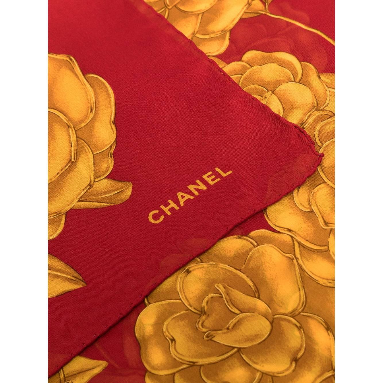 A.N.G.E.L.O. Vintage - ITALY
Chanel red silk scarf with gold printed camellias. Model with finished edges and printed logo.

Years: 90s

Made in Italy

Measurements: 100 x 97 cm