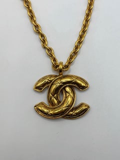 1990 Chanel - Collier à chaîne avec pendentif CC matelassé