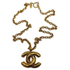 1990 Chanel - Collier à chaîne avec pendentif CC matelassé