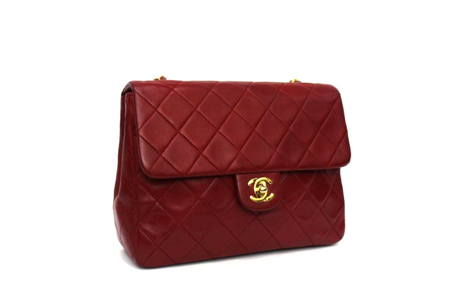 Fabulous Mini Flap by Chanel 90s made of soft red lambskin with gold hardware.

Closing with classic CC logo, internally large for the essentials.

Leather and chain shoulder strap. To be a vintage product it is in good condition.