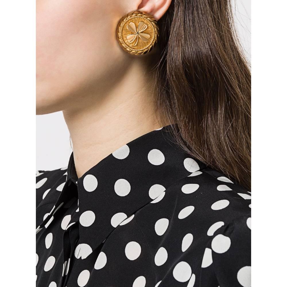 Chanel golden metal clip-on earrings with embossed finish and four-leaf clover.
Years: 1993

Diameter: 2,5 cm
Depth: 0,4 cm
