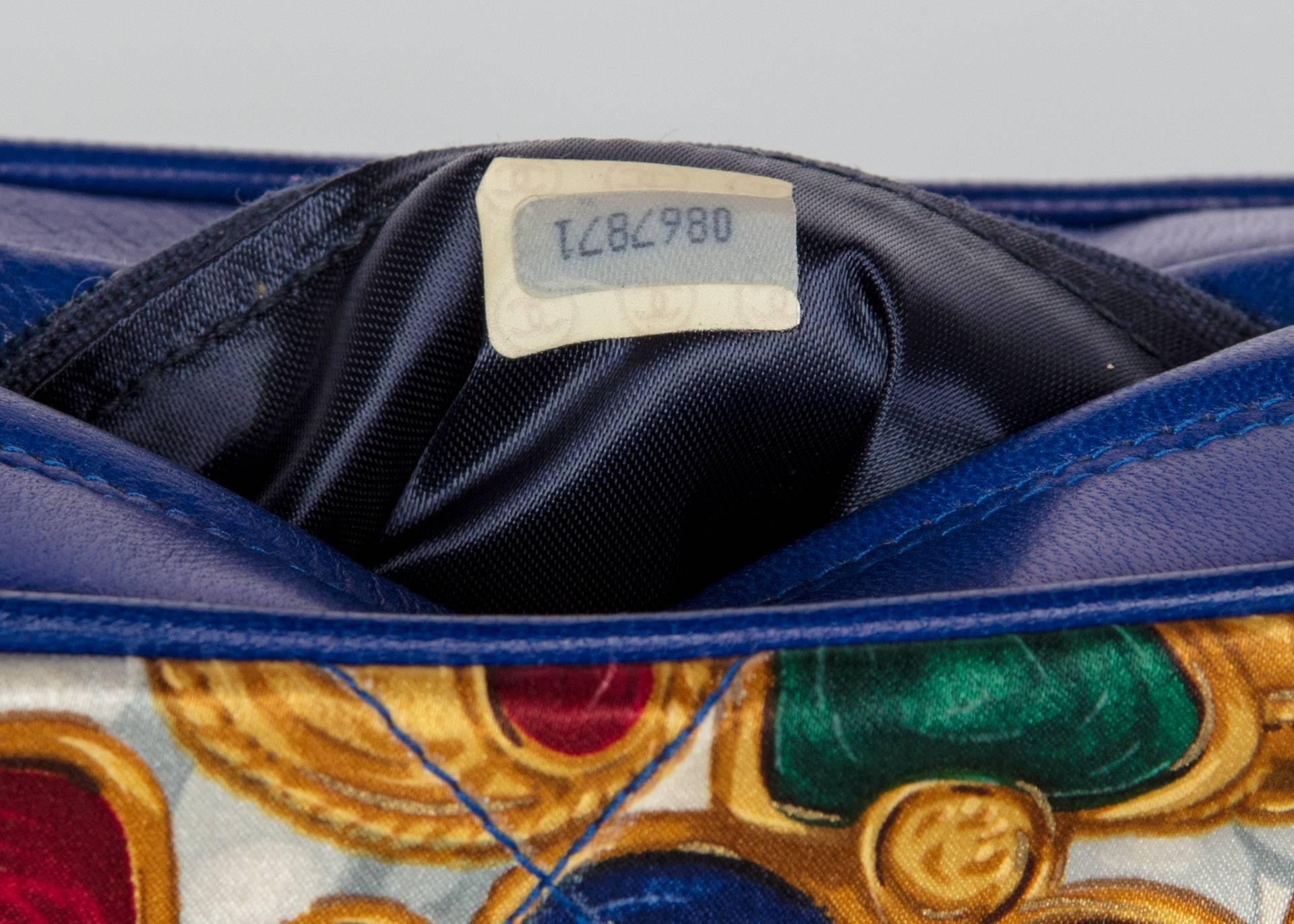 1990er Chanel Gripoix Crossbody-Tasche mit Kette aus Seide mit Juwelenmuster und blauer Leder-Quaste im Angebot 4