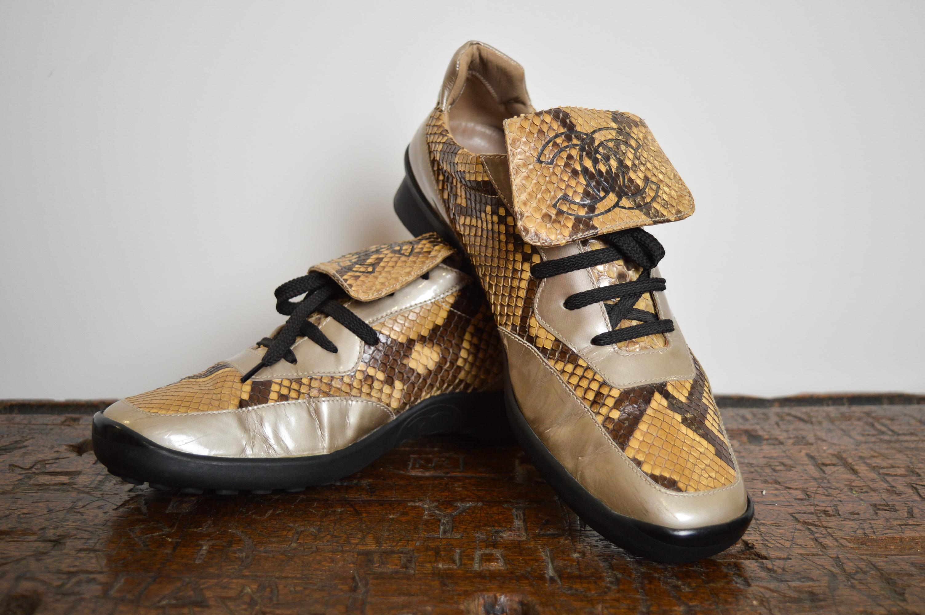 Superb, Vintage 1990's Chanel Silver Leather soccer style sneaker with CC emblem detail.

Features;
Lace up design with CC logo tongue
Rubber Sole with iconic CHANEL logo 
Leather interior lining in the classic house beige.
U.K. Size 6.5 / EU Size