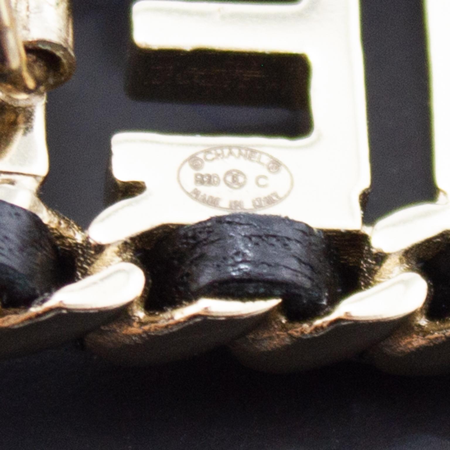 1990er Chanel Silber Metall und schwarze Lederhaar-Barrette aus Leder im Zustand „Gut“ im Angebot in Toronto, Ontario