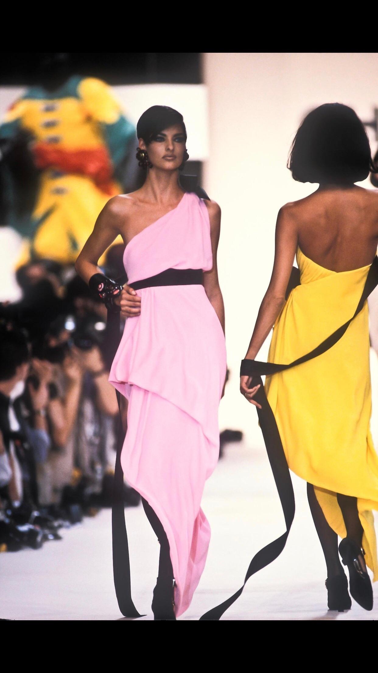 1990er CHANEL Elfenbeingelbes trägerloses Kleid mit Empire-Taille aus Seidenkrepp und Chiffon im Angebot 6