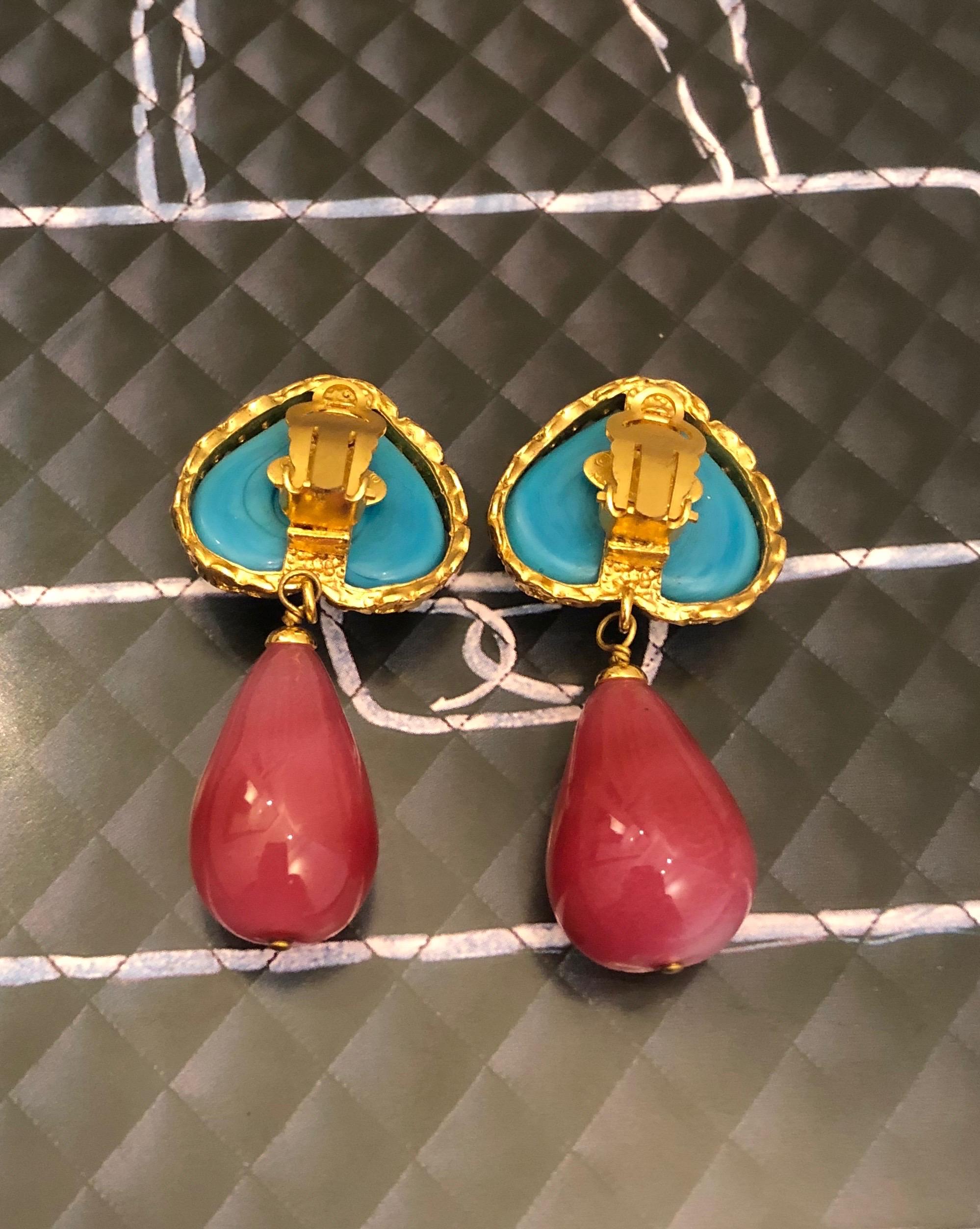 Early 1990s Chanel dangly earrings featuring a turquoise gripoix heart and a red gripiox pearl drop enclosed by a gold toned CC interlocking frame. Designed by Victoire de Castellane. Stamp 29 made in France. Come with box.

Condition - Minor signs
