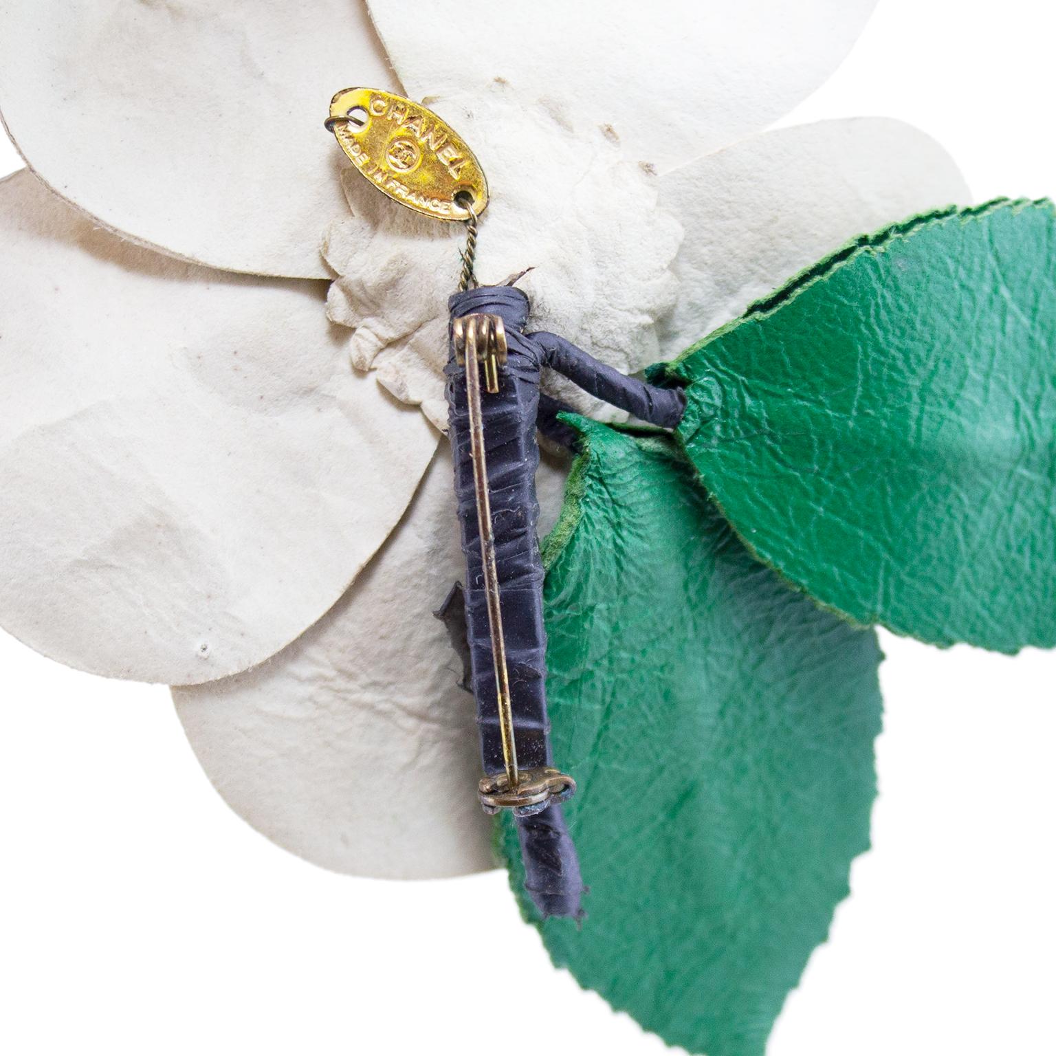 1990s Chanel White and Green Leather Camellia Pin In Good Condition In Toronto, Ontario