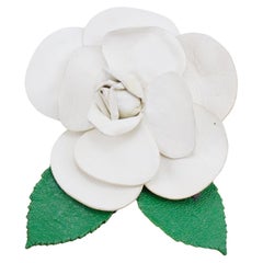 Chanel - Épingle Camellia en cuir blanc et vert des années 1990