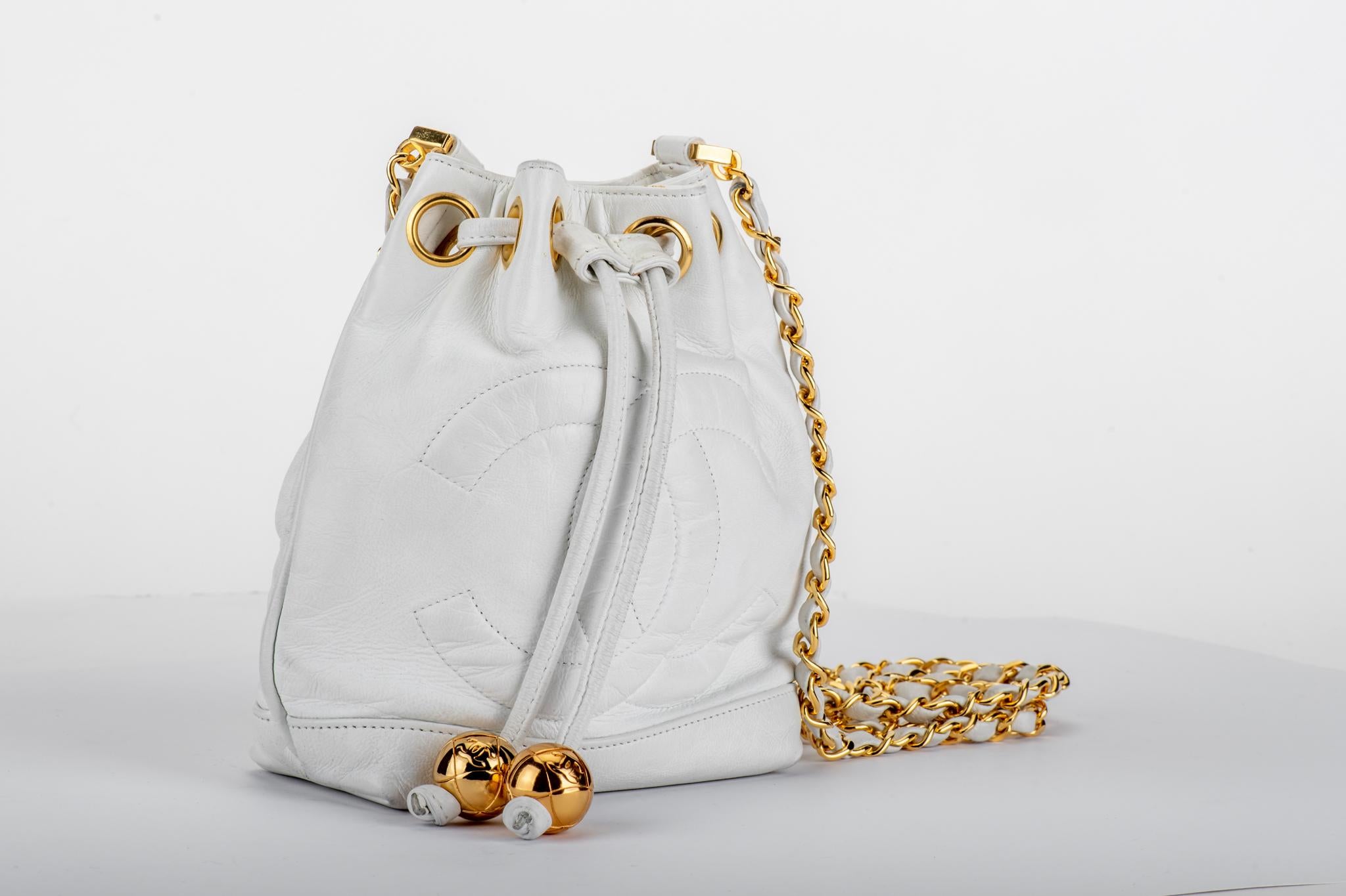 Chanel vintage white lambskin bucket bag with gold tone hardware. Shoulder drop 25