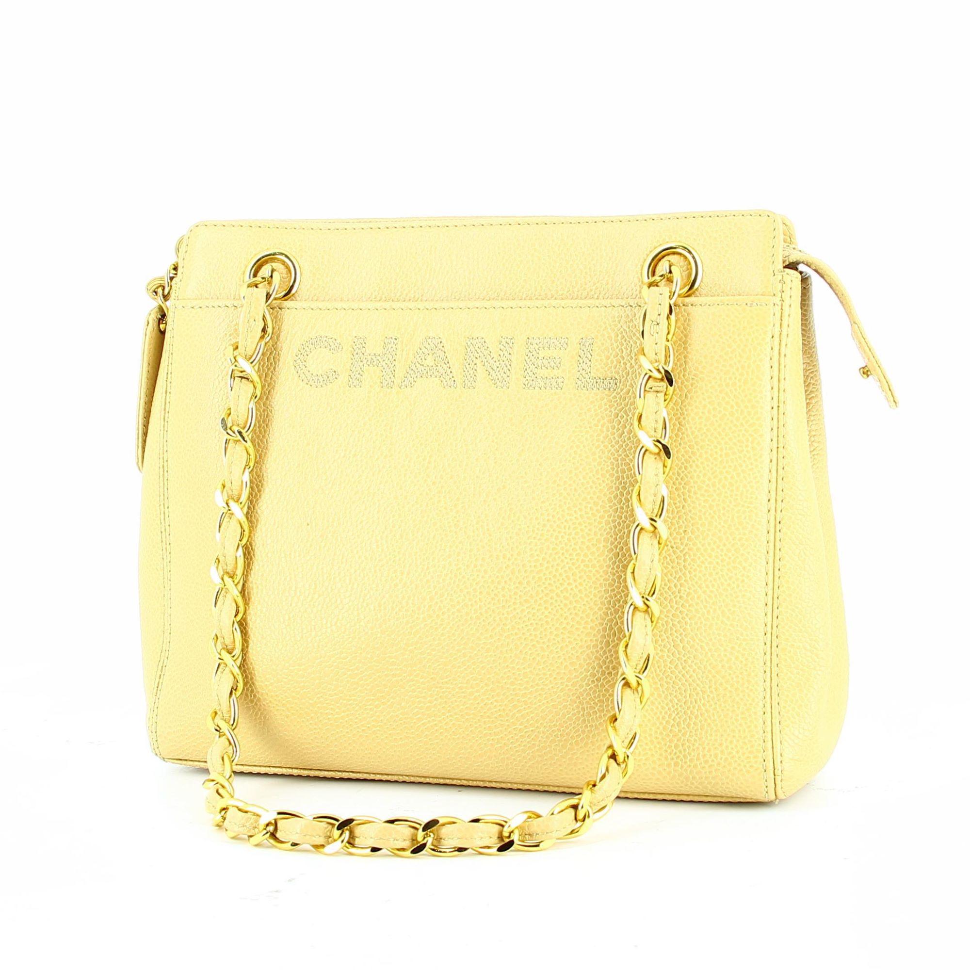 1990s Chanel Yellow Leather Bag.
Very good condition show some light signs of use and wear but nothing visible. With the gold chain and the chanel on the front side this leather bag is a must have in your closet.
Gold tone metal hardware finishes