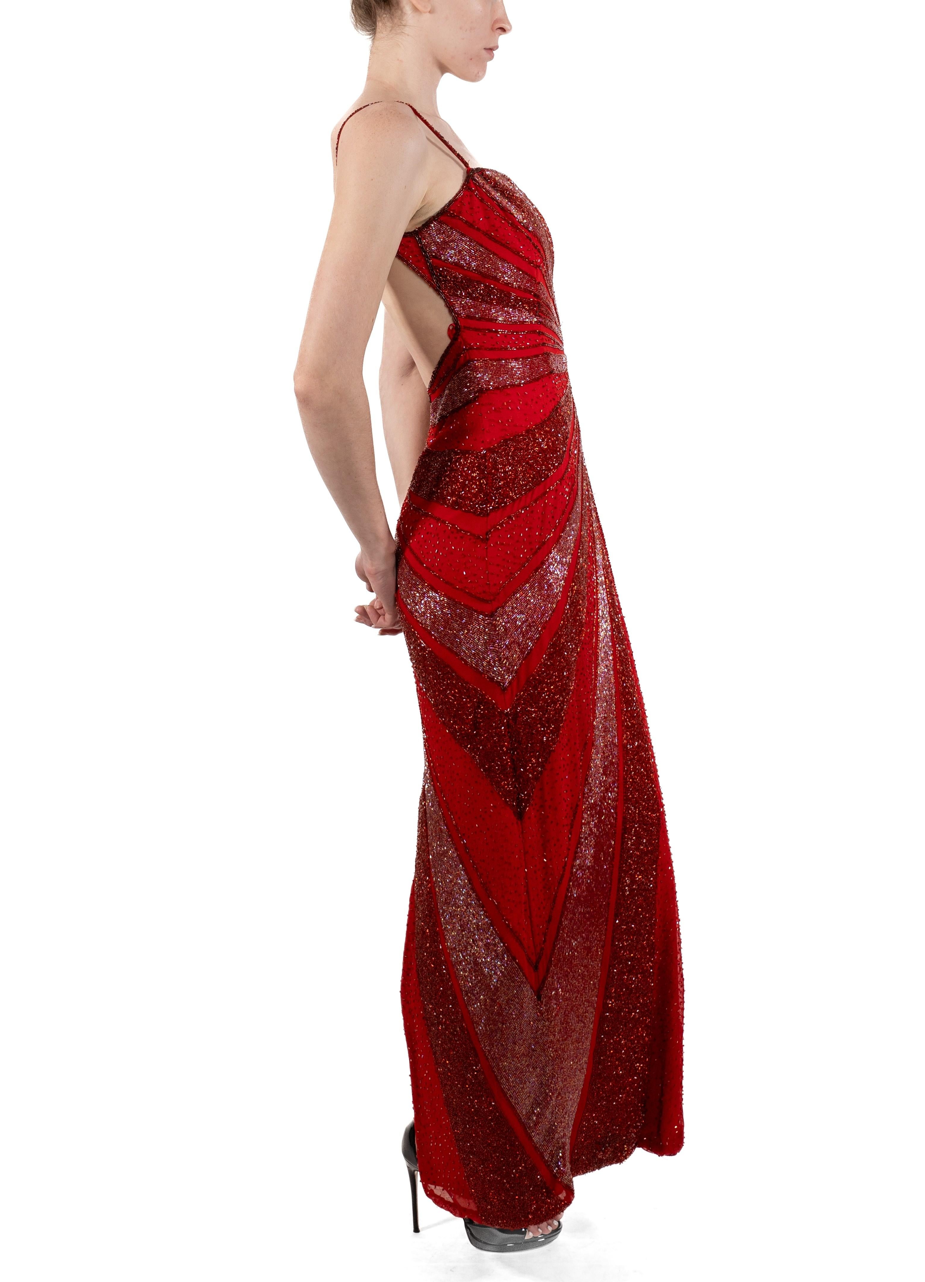 1990S Kirsche Rot Rayon & Seide Chiffon Voll Perlen Versace Stil rückenfrei Kleid im Angebot 1
