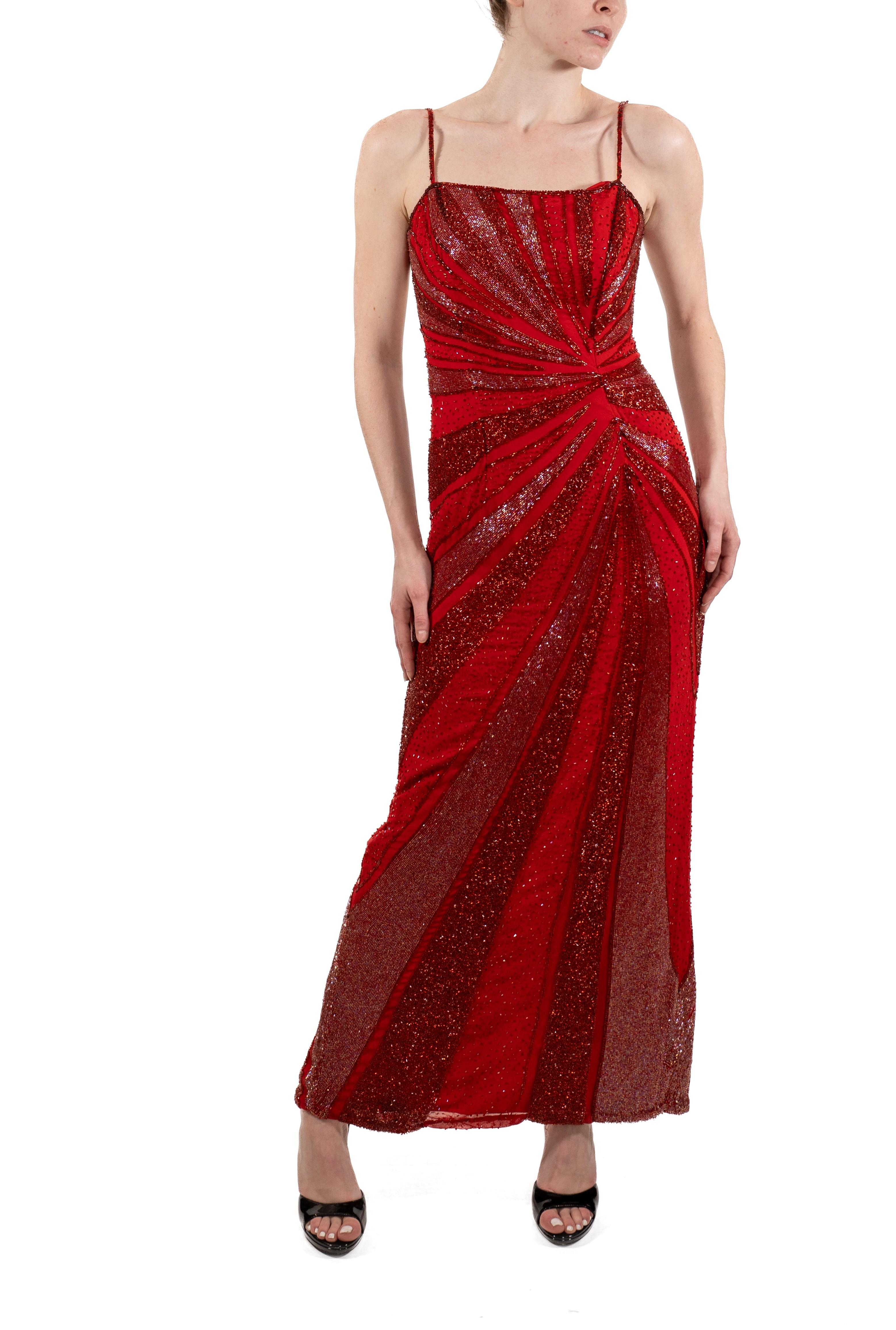 1990S Kirsche Rot Rayon & Seide Chiffon Voll Perlen Versace Stil rückenfrei Kleid im Angebot 2