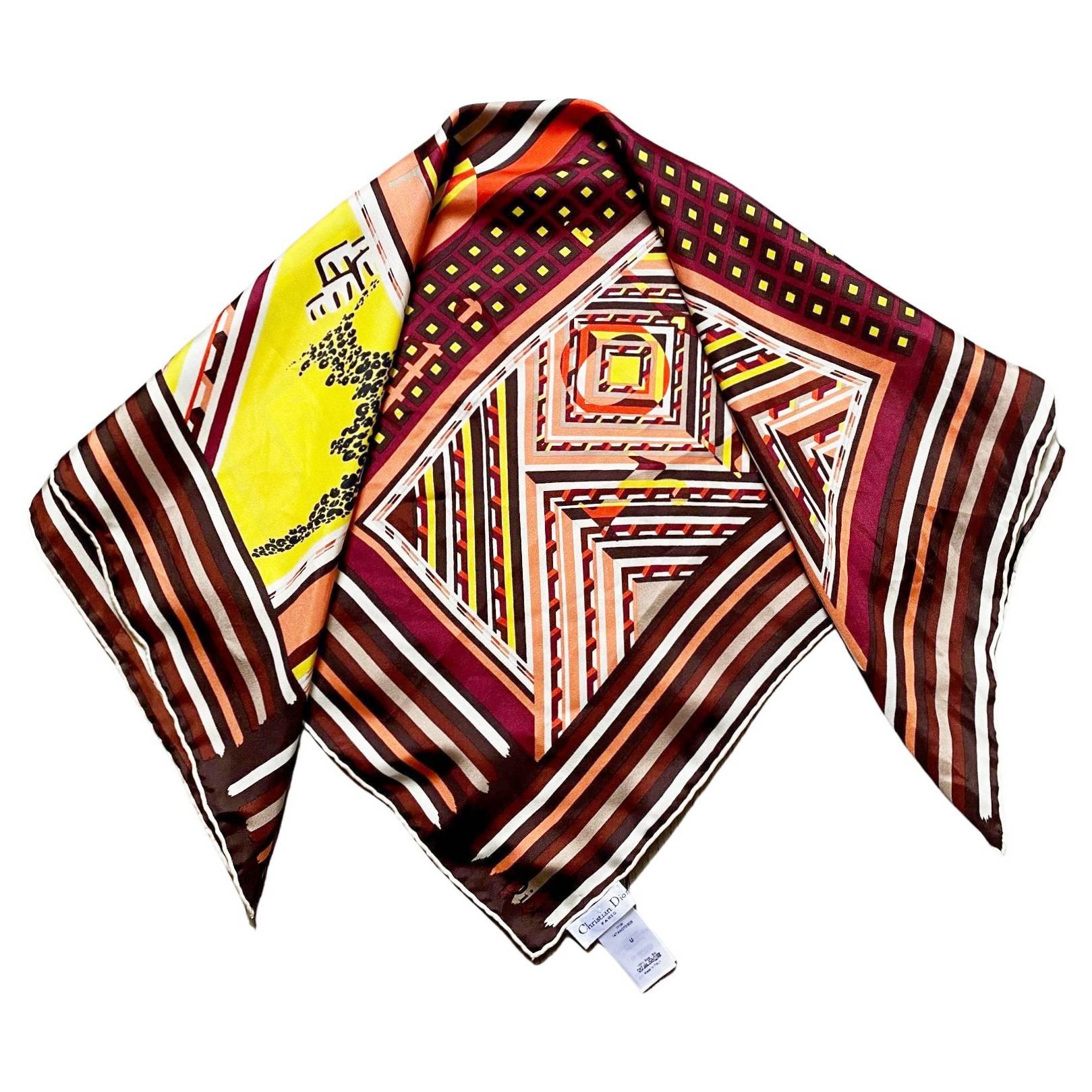 Beige Christian Dior - Écharpe en soie multicolore abstraite et géométrique, années 1990  en vente