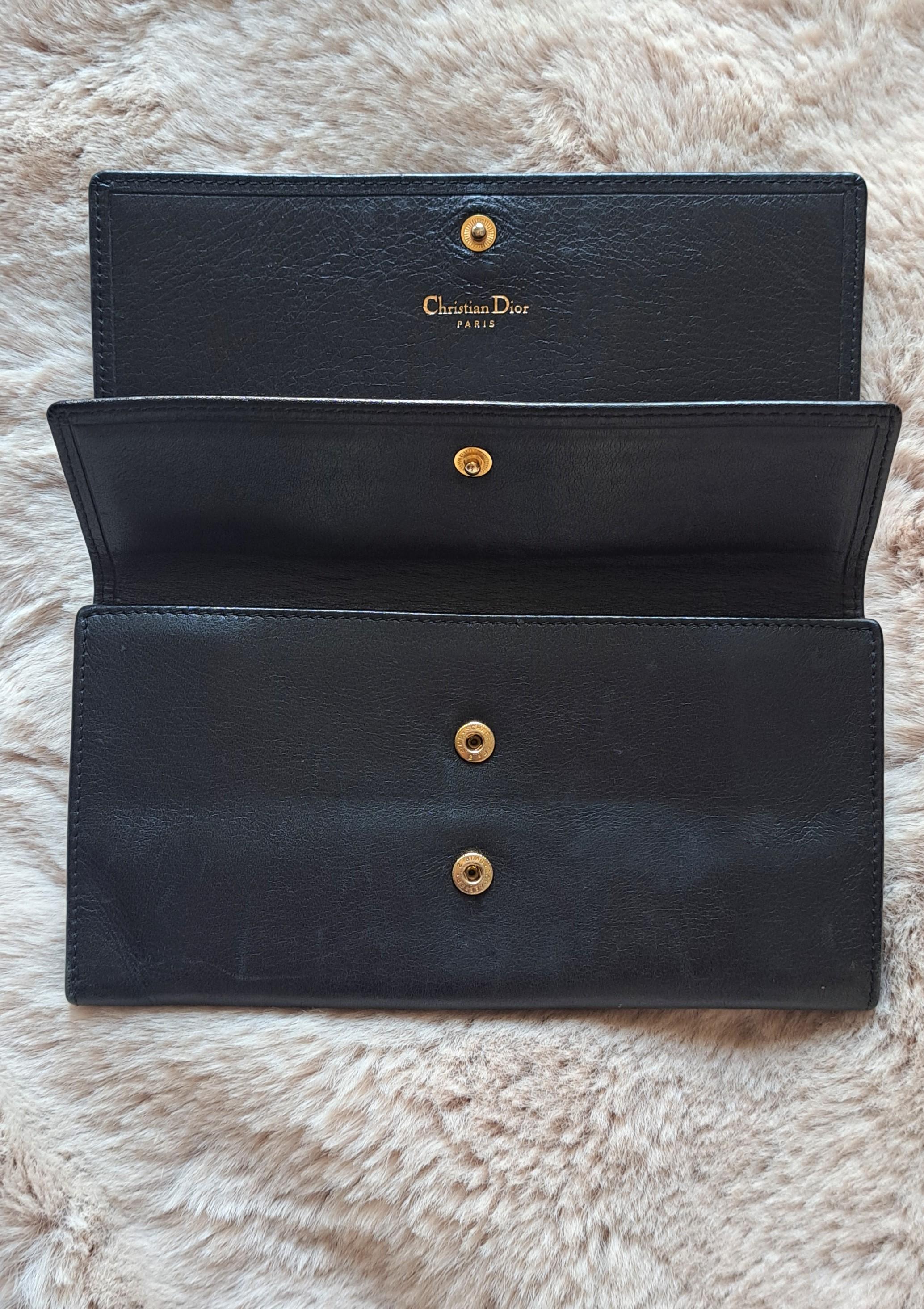 1990s Christian Dior Black Leather Wallet with Logo Charm In Good Condition For Sale In 'S-HERTOGENBOSCH, NL