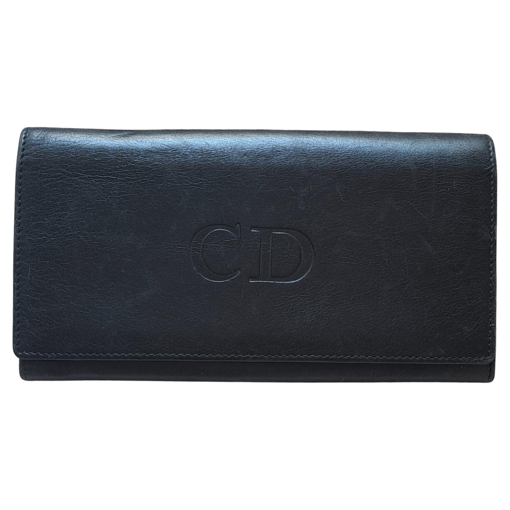 1990er Christian Dior Portemonnaie aus schwarzem Leder mit Logo-Charm im Angebot