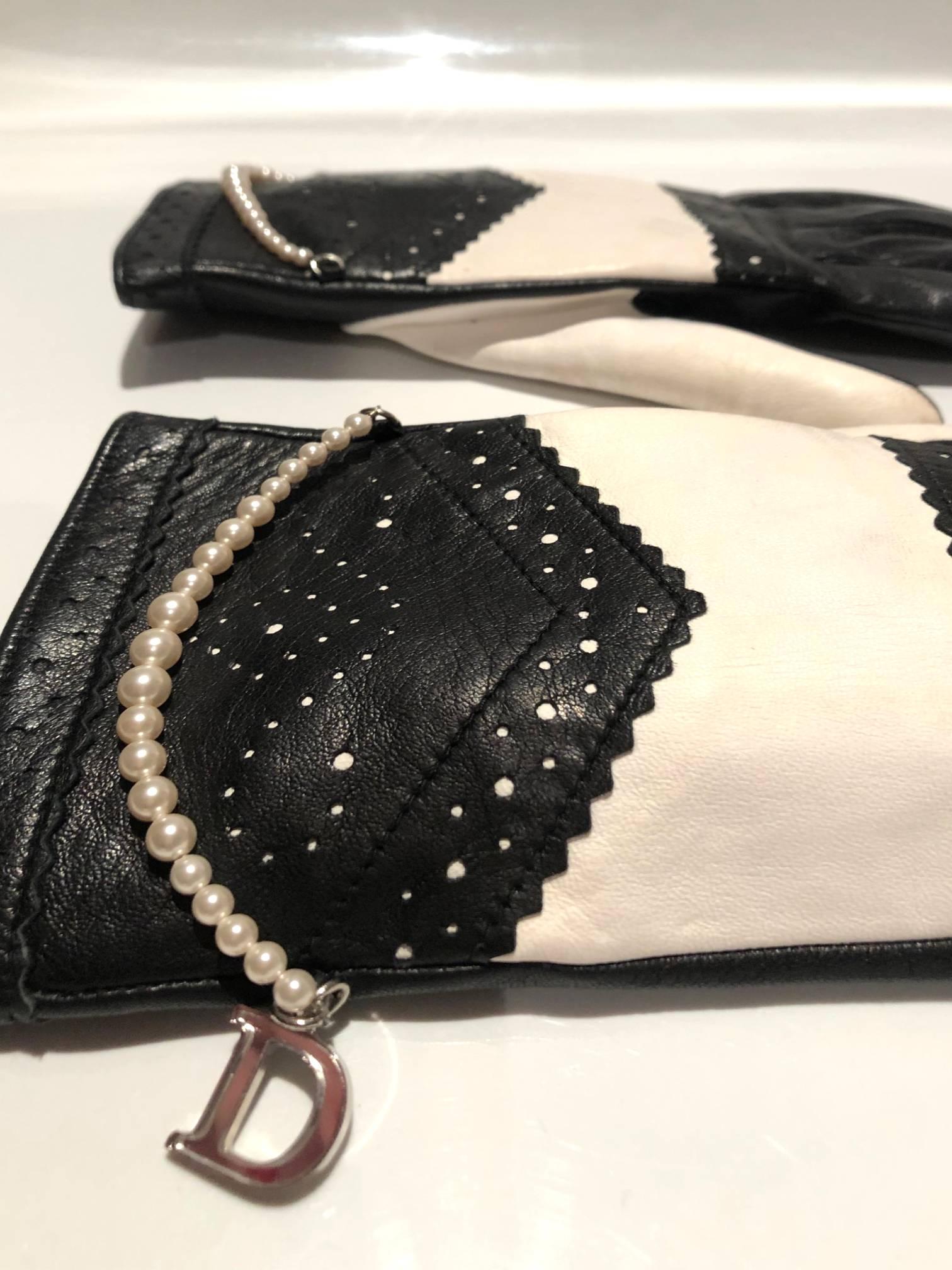 1990s CHRISTIAN DIOR BLACK WHITE LEATHER GLOVES WITH PEARLS In Good Condition In London, GB