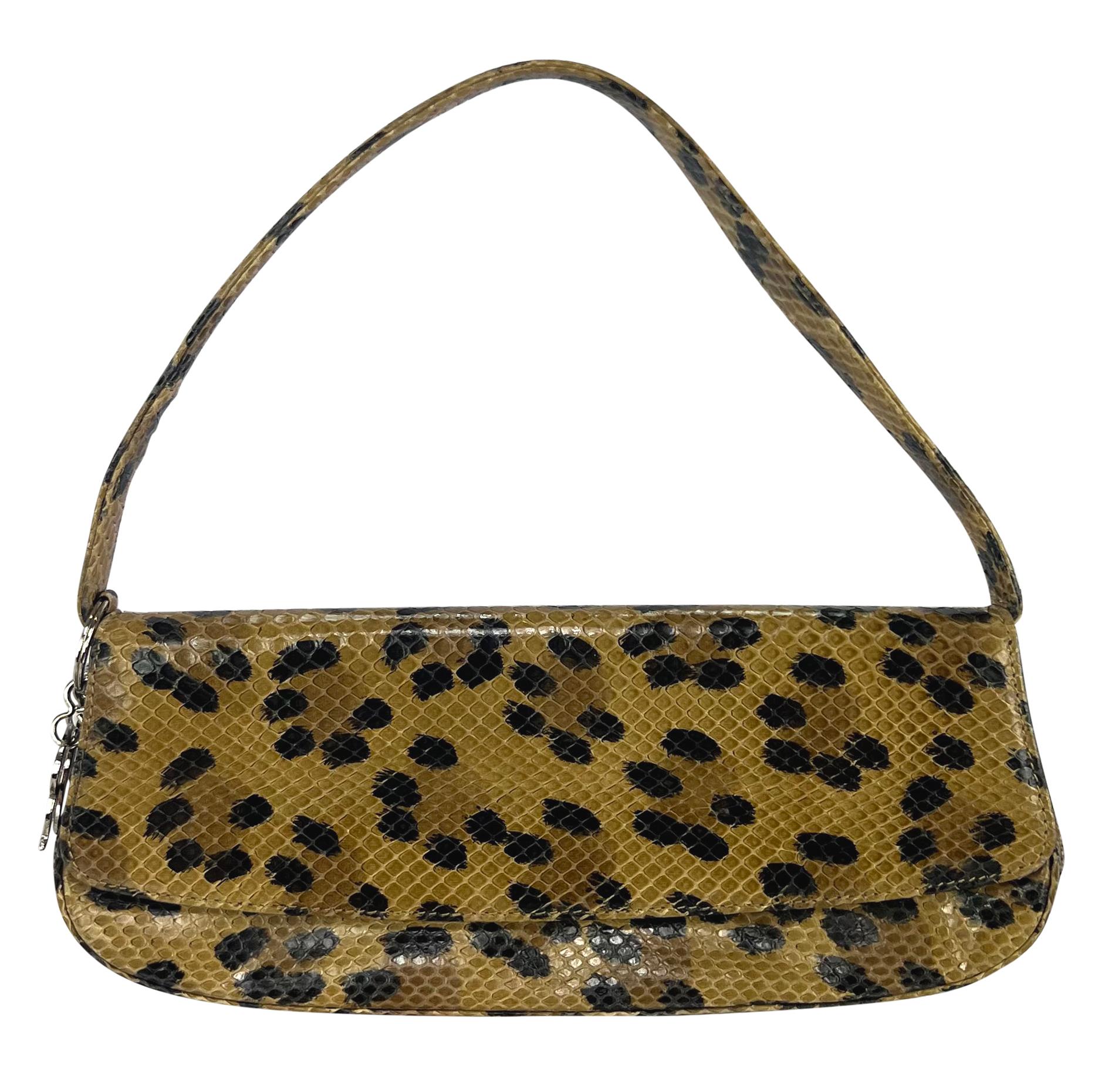 Gianfranco Ferre a conçu ce sac à bandoulière en peau de python imprimé léopard incroyablement chic de Christian Dior au début des années 1990. Ce petit sac à bandoulière présente une forme allongée et une fermeture à rabat. Ce sac rare est doté