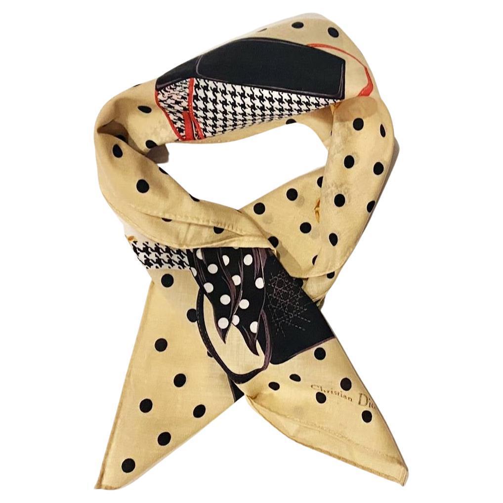 1990's Christian Dior mini Schal Taschentuch / Einstecktuch / Halstuch mit Cannage Dior Taschen und Dior Namenscheck in einer Ecke, Baumwolle  Dieser Schal ist aus hochwertiger Baumwolle gefertigt und bietet eine weiche und atmungsaktive Textur mit