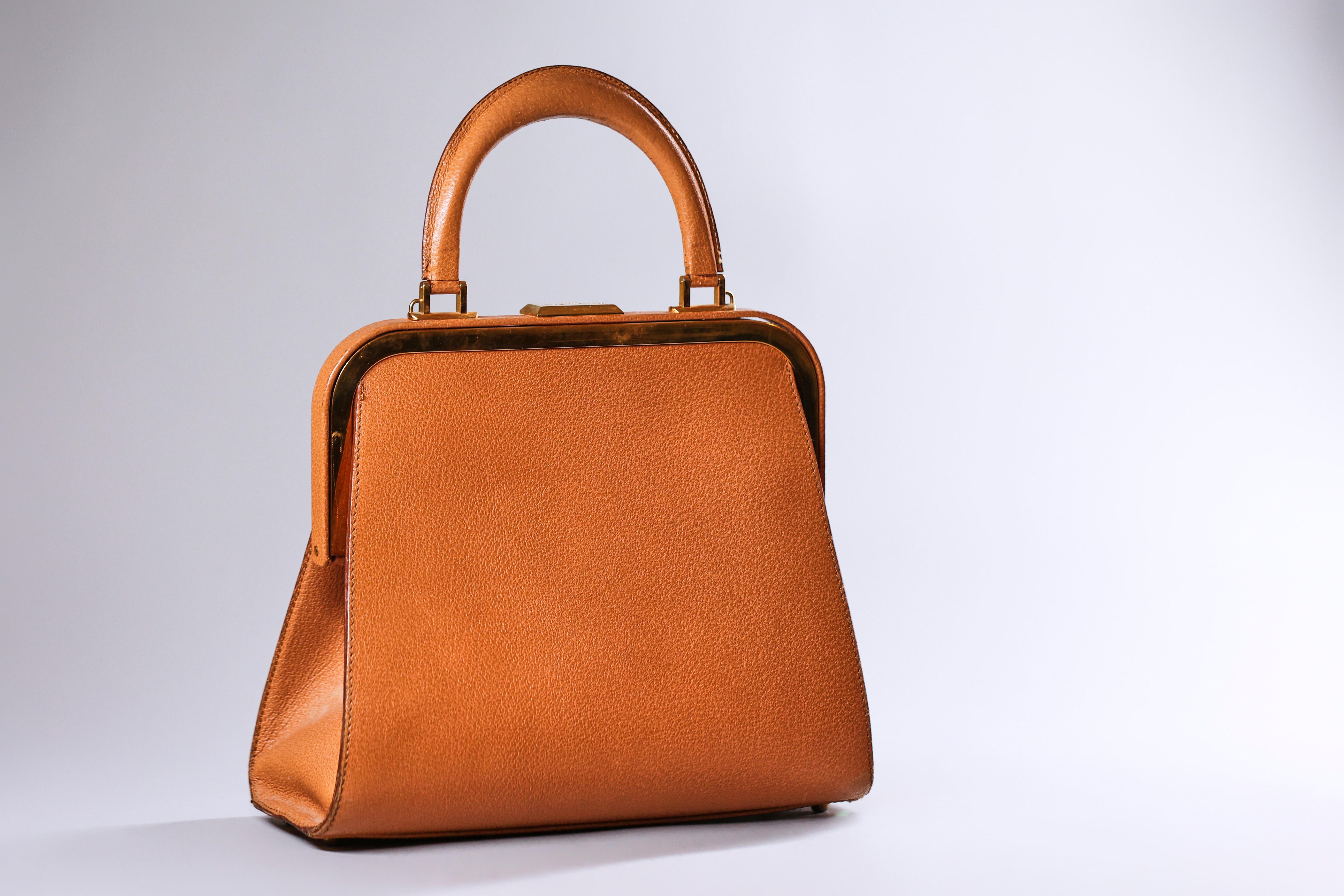 1990s Christian Dior camel leather handbag In Good Condition For Sale In PARIS, FR