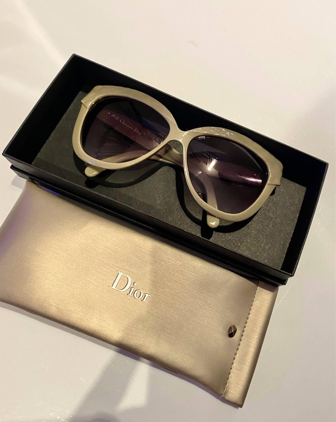 1990s Christian Dior Sunglasses, green frame of Cannage pattern, cat-eye design, brown lenses, CD metal logo on both temples, Made in Germany 

Condition: 1990s, vintage, like new, original Dior pouch 

Measurements:
- Width inner hinge to inner