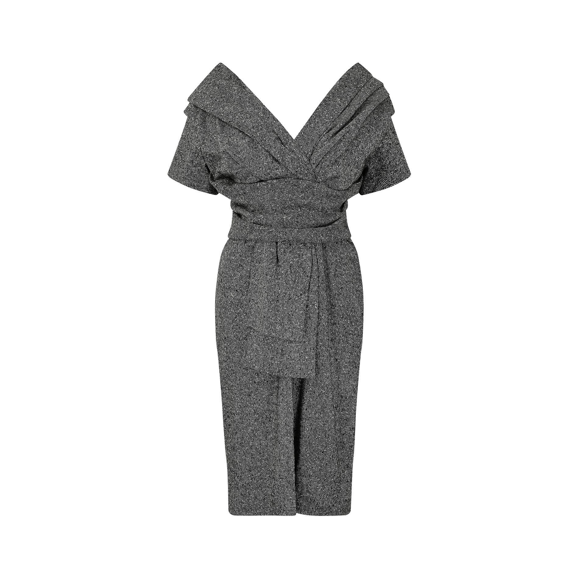 Cette fabuleuse robe en tweed gris Christian Dior est issue de la collection automne/hiver 2007, juste après que le jeune John Galliano a quitté Givenchy pour devenir directeur de la création, annonçant ainsi une nouvelle ère éblouissante pour la