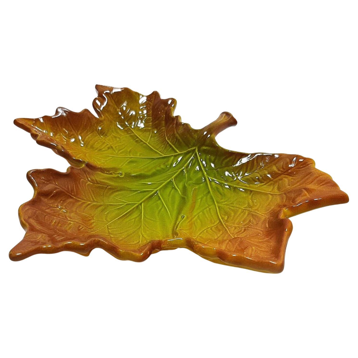 Seltene dekorative Schale aus Keramik von Christian Dior in Form eines Herbstblattes. Dieses Stück ist sehr schön gearbeitet und stellt eine wunderbare Ergänzung für jede Sammlung von Wohnaccessoires dar.

Zustand: 1980er Jahre, sehr gut