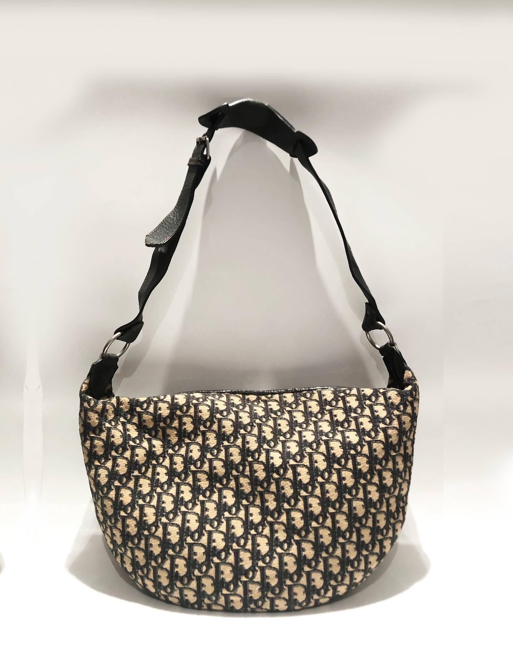 Christian Dior limitierte Auflage Monogramm große Trotter Satteltasche:: Creme marineblau Logo:: voll gefüttert und das Futter ist sauber und intakt:: oben Reißverschluss:: Made in Italy. 

Zustand: 1990er Jahre:: sehr gut:: altersgemäße Abnutzung::