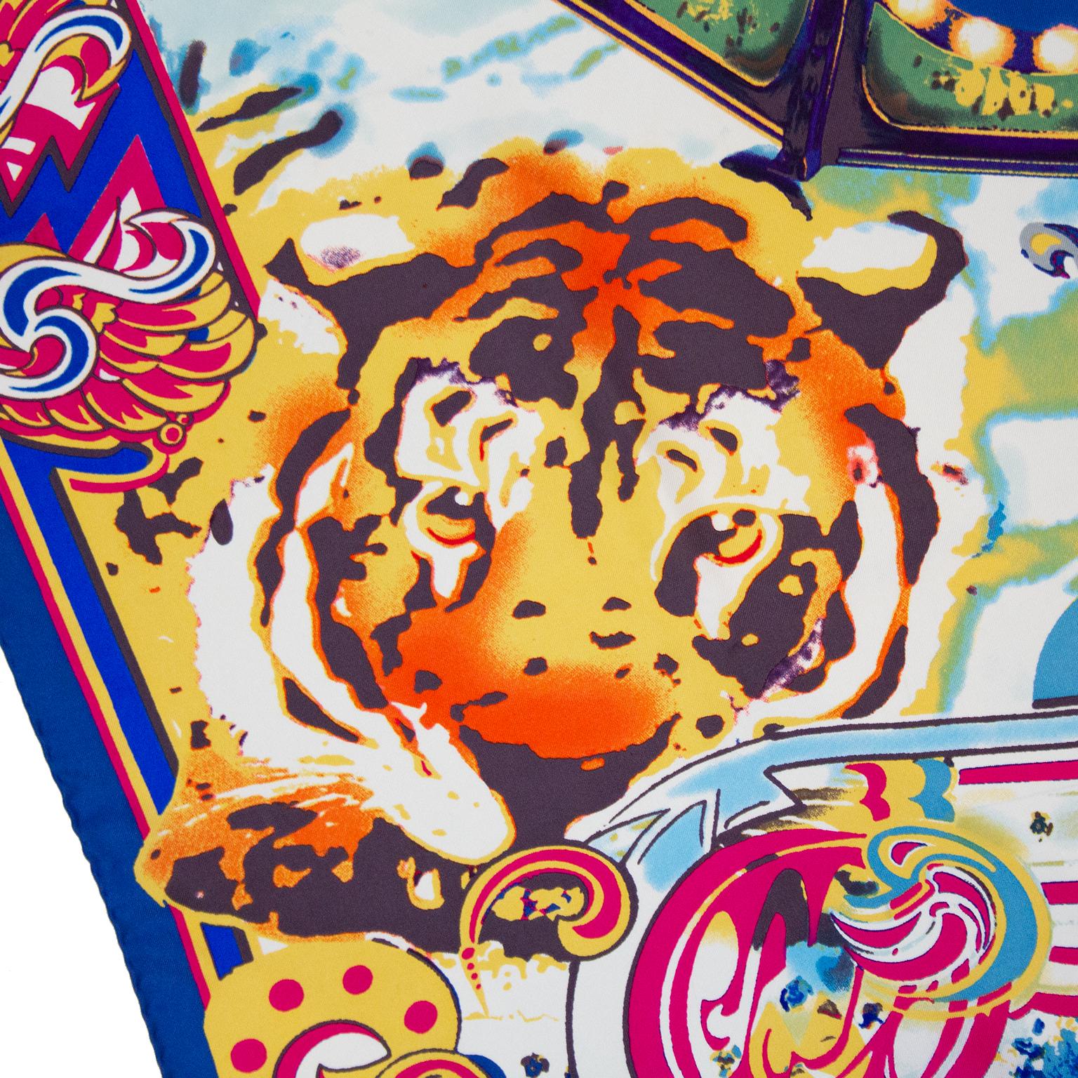 quadratischer Seidenschal von Christian Lacroix aus den 1990er Jahren. Mehrfarbiger All-Over-Zirkusdruck mit einem Tiger, einem Karussell und einer Vielzahl von traditionellen Zirkus-Werbebildern. Christian Lacroix-Markenzeichen in der rechten