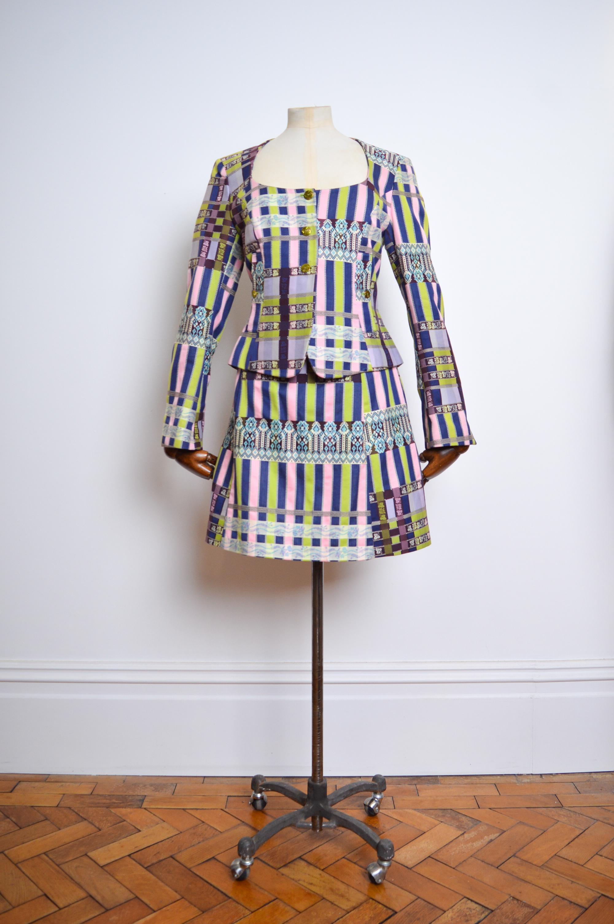 Fabulous 1990's Vintage Boucle Jacke und Minirock Set von Christian Lacroix, in einem herrlichen 'LaCroix' Unterschrift Material aus lila, grün und rosa Jacquard gebaut !

Diese göttliche Jacke hat einen taillierten Schnitt, der dem Kleidungsstück