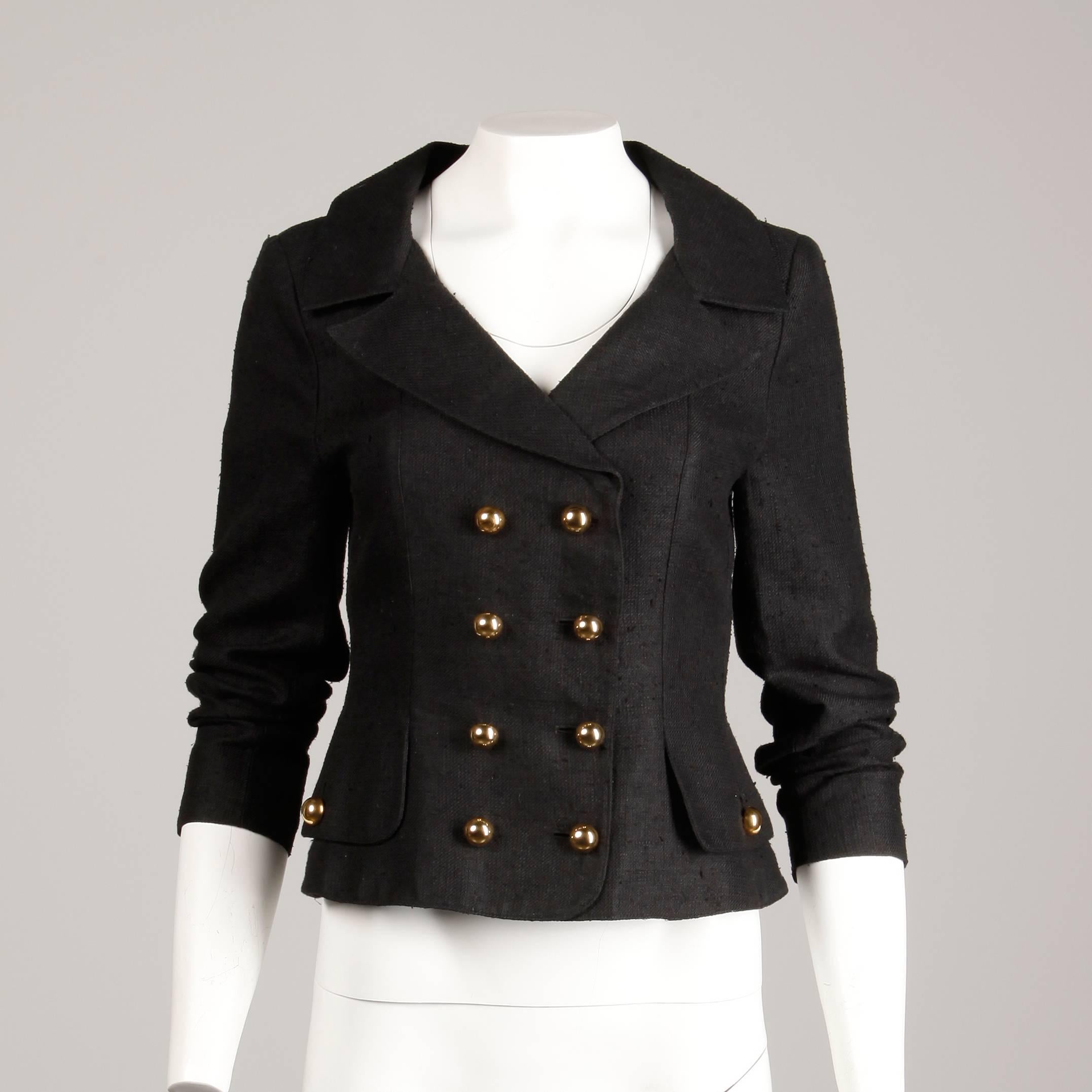 Chaqueta vintage de inspiración militar de Christian Lacroix en mezcla de lino y seda. Totalmente forrado con cierre frontal de botón y gancho. Las hombreras están cosidas debajo del forro. 55% seda, 45% lino. La talla marcada es I 42/ F 40/ D 36/