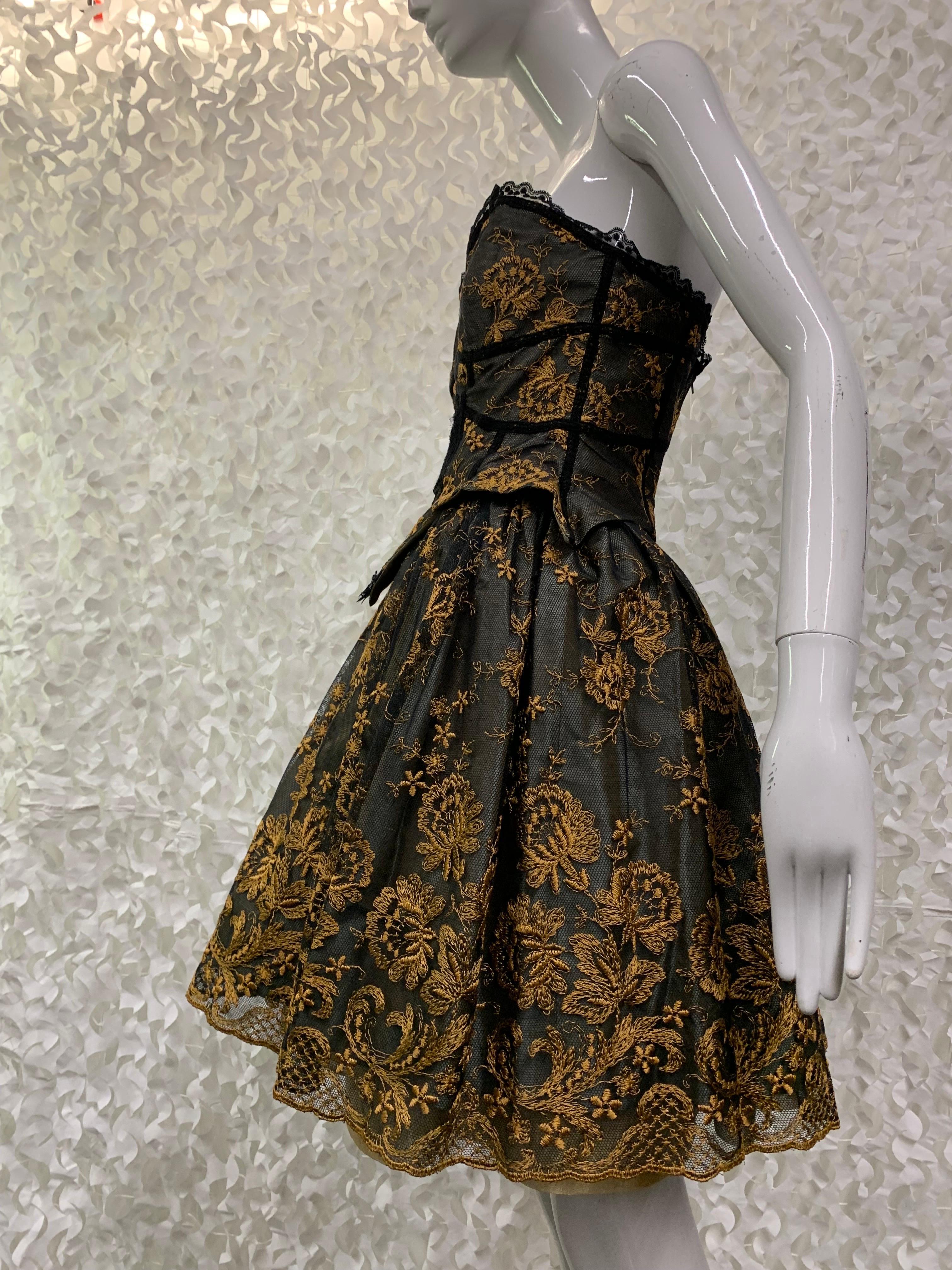 1990er Christian LaCroix Trägerloses Merry Widow Kleid mit Hockerrock aus schwarzer Spitze in Schwarz im Angebot 7