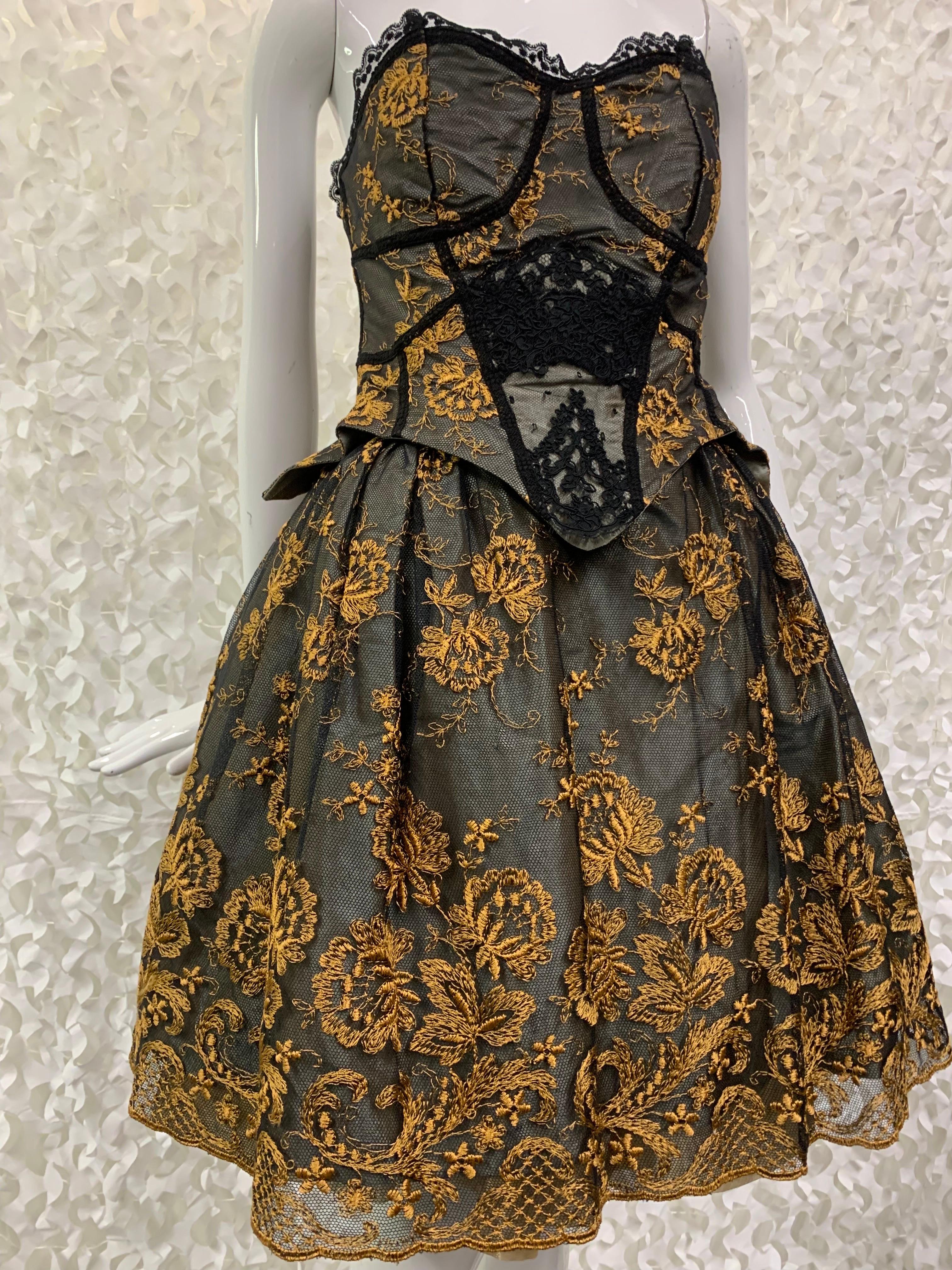 1990er Christian LaCroix Trägerloses Merry Widow Kleid mit Hockerrock aus schwarzer Spitze in Schwarz im Angebot 3